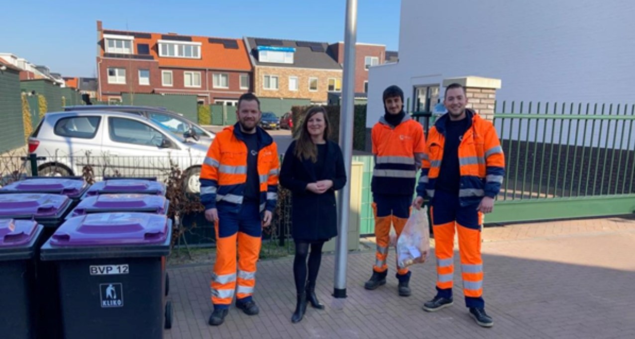 Wethouder Marieke van Bijnen zet afvalinzamelaars in het zonnetje