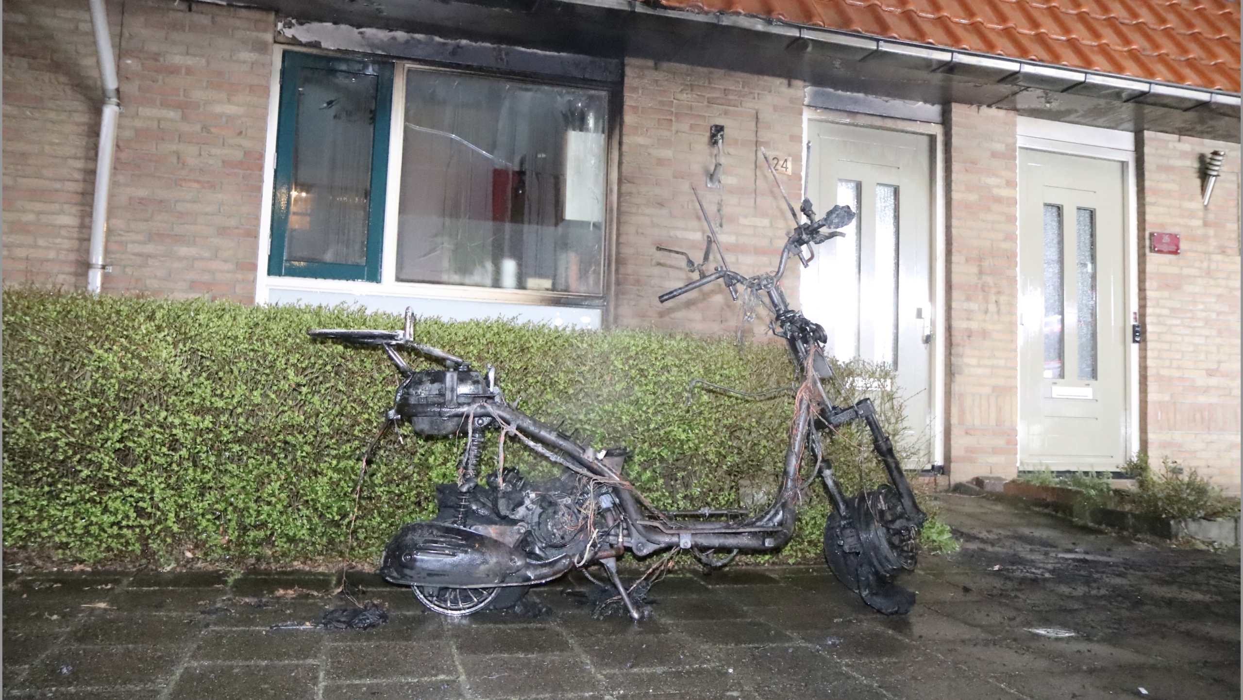 Schade aan woning na scooterbrand in voortuin Roggeakker Pijnacker