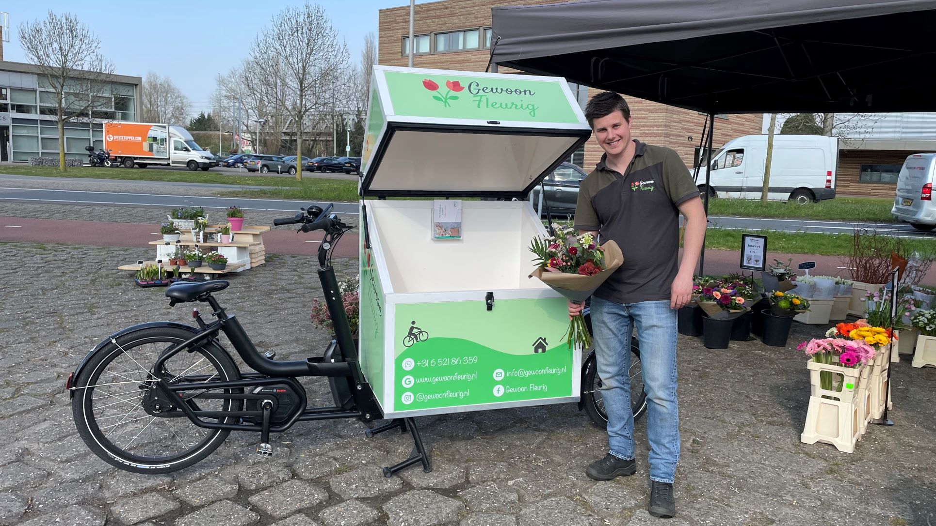 [VIDEO] Gewoon Fleurig in Nootdorp bezorgt bloemen met de fiets