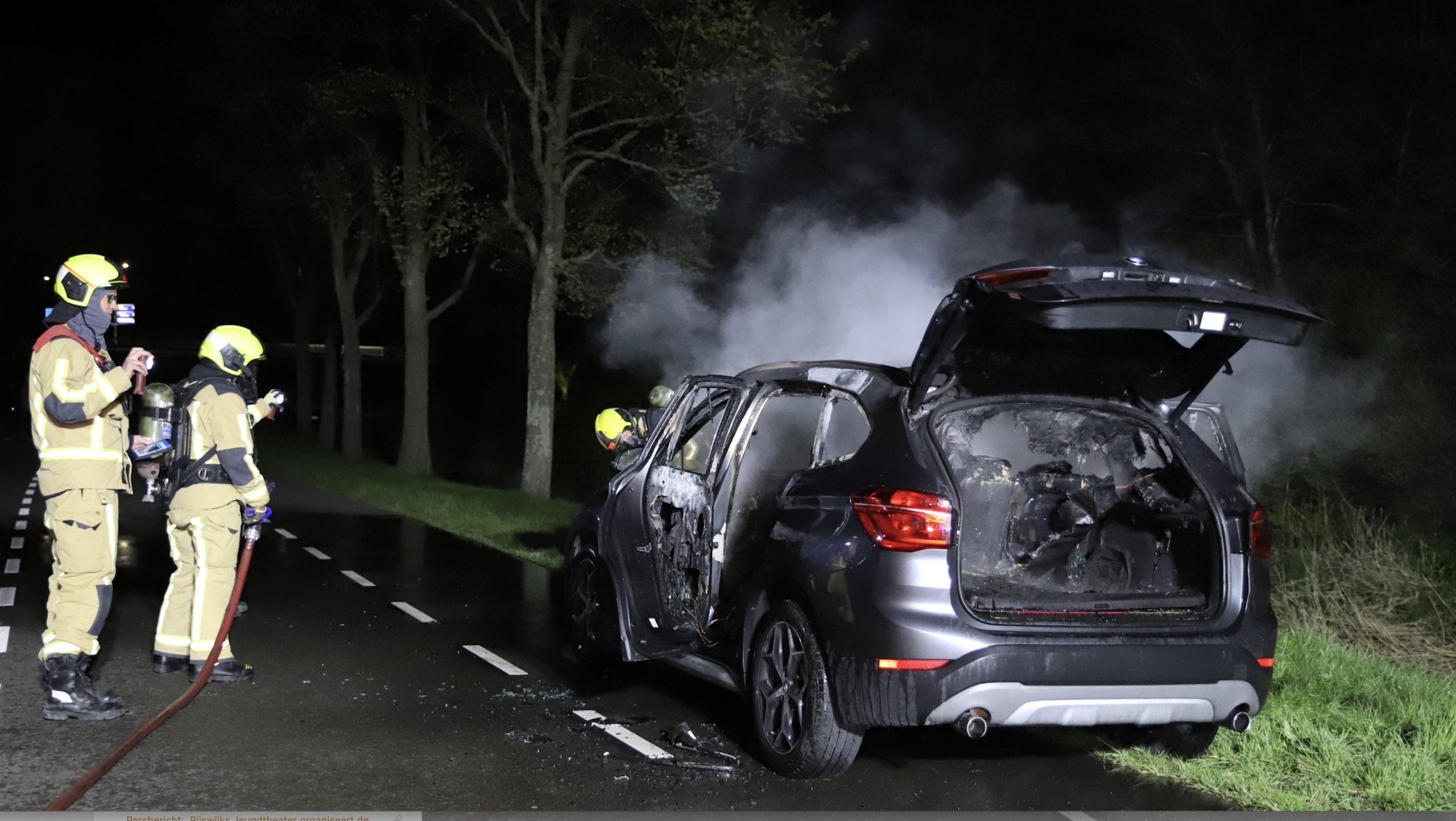 Rijdende auto vliegt in brand aan Rijksstraatweg in Delfgauw