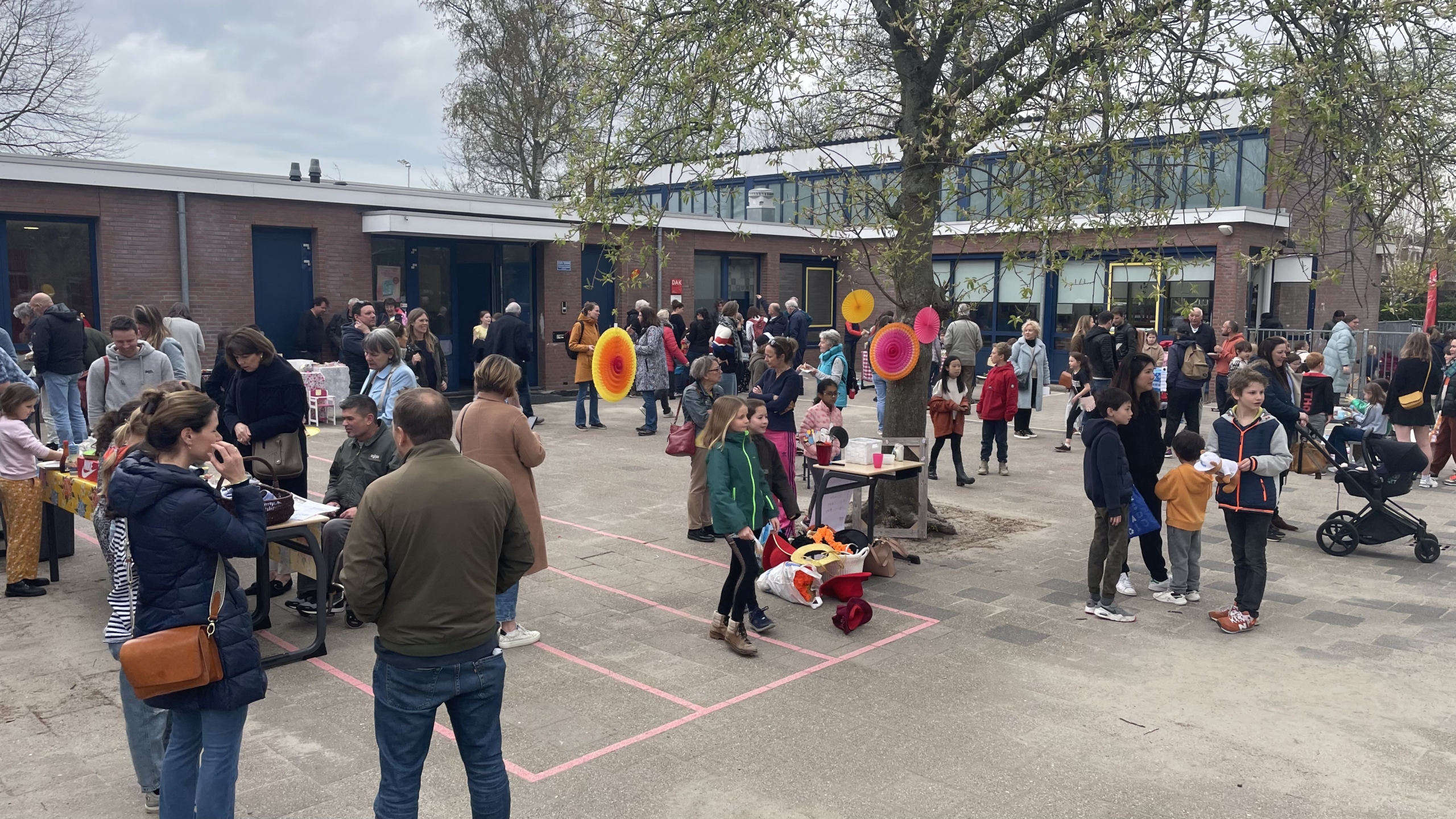 [VIDEO] Montessorischool Voorburg organiseert markt om geld op te halen voor Oekraïne