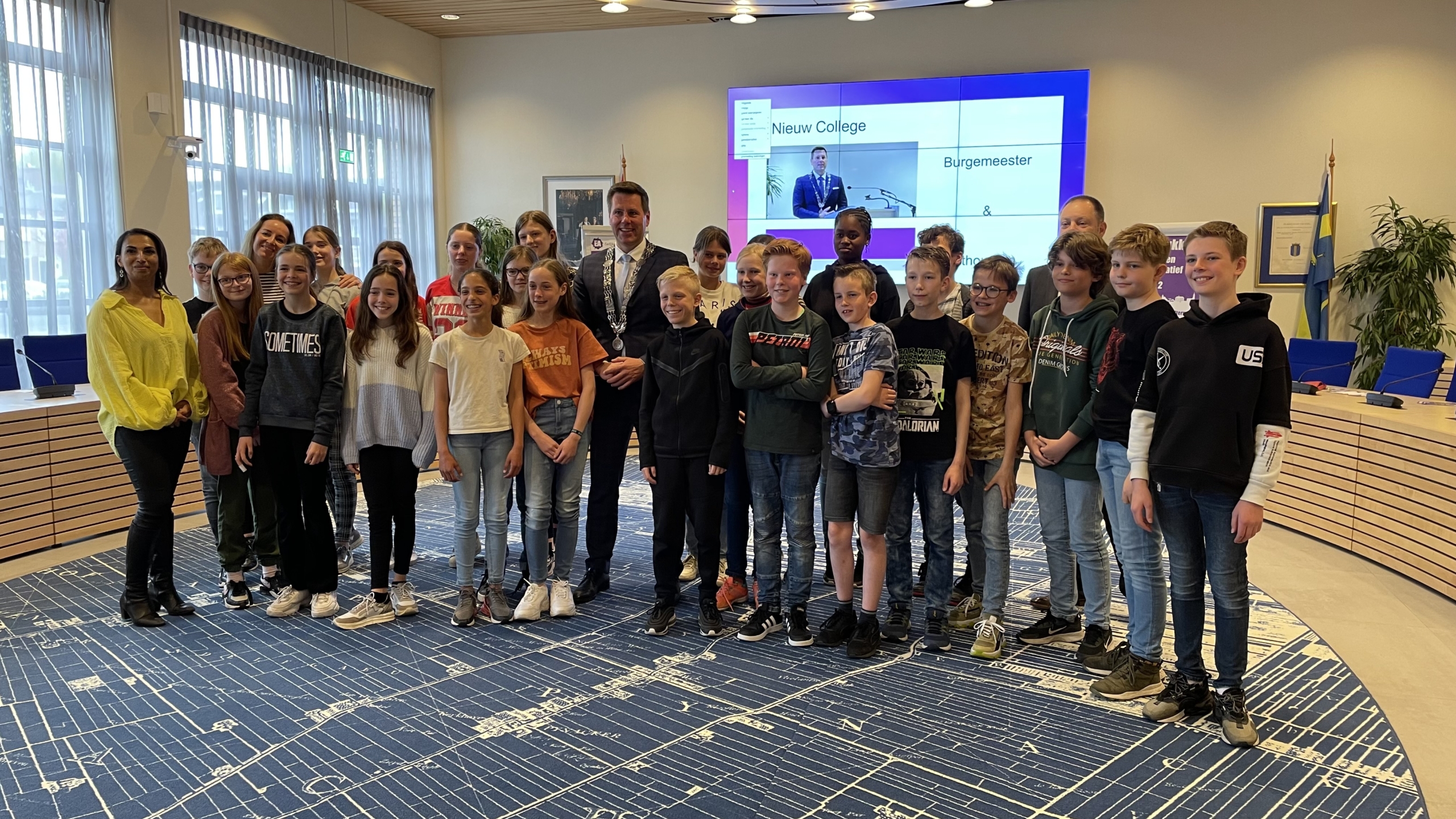 [VIDEO] Leerlingen Mariaschool leren over de politiek in de raadszaal