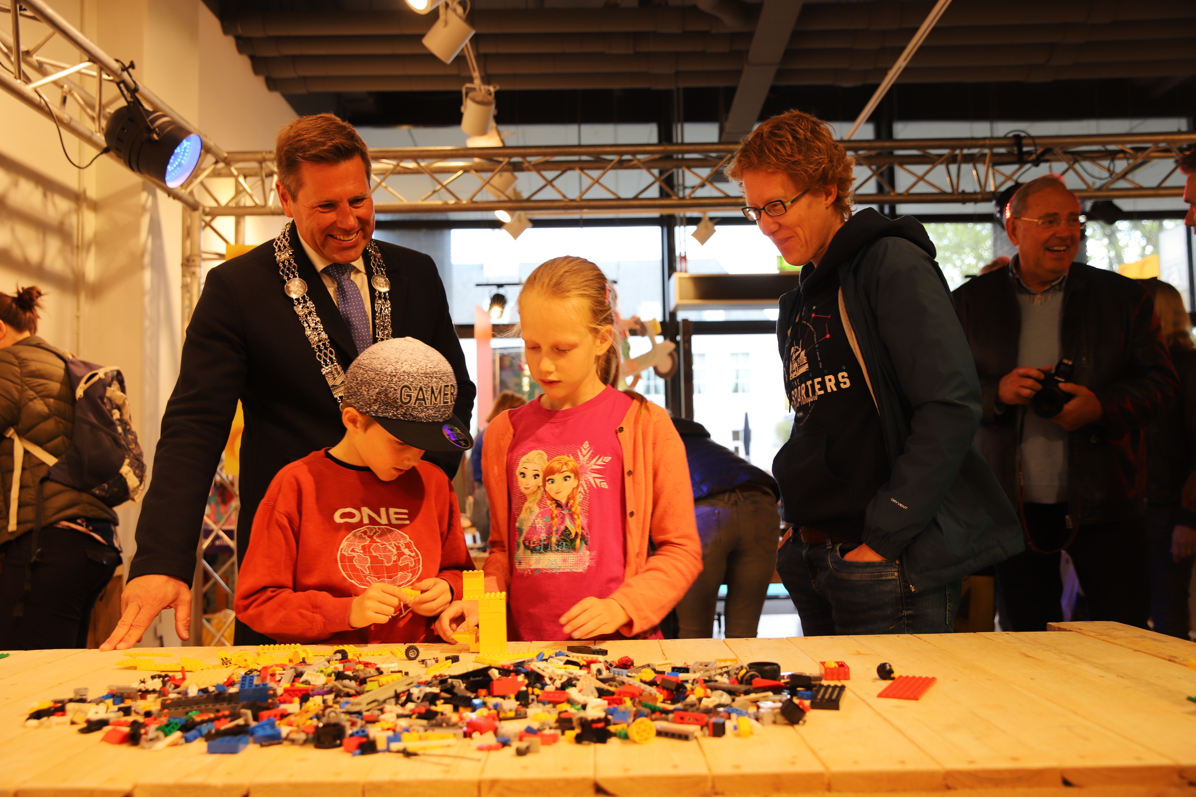 [FOTO] Burgemeester speelt met lego tijdens Brick Kids Event Pijnacker