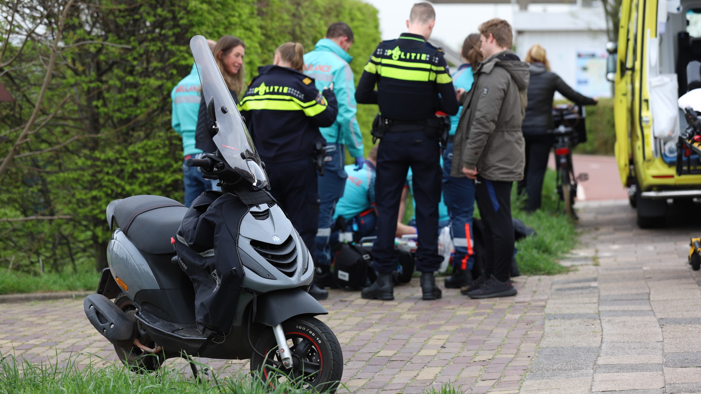 Opzittende van scooter zwaargewond bij aanrijding Delfgauw