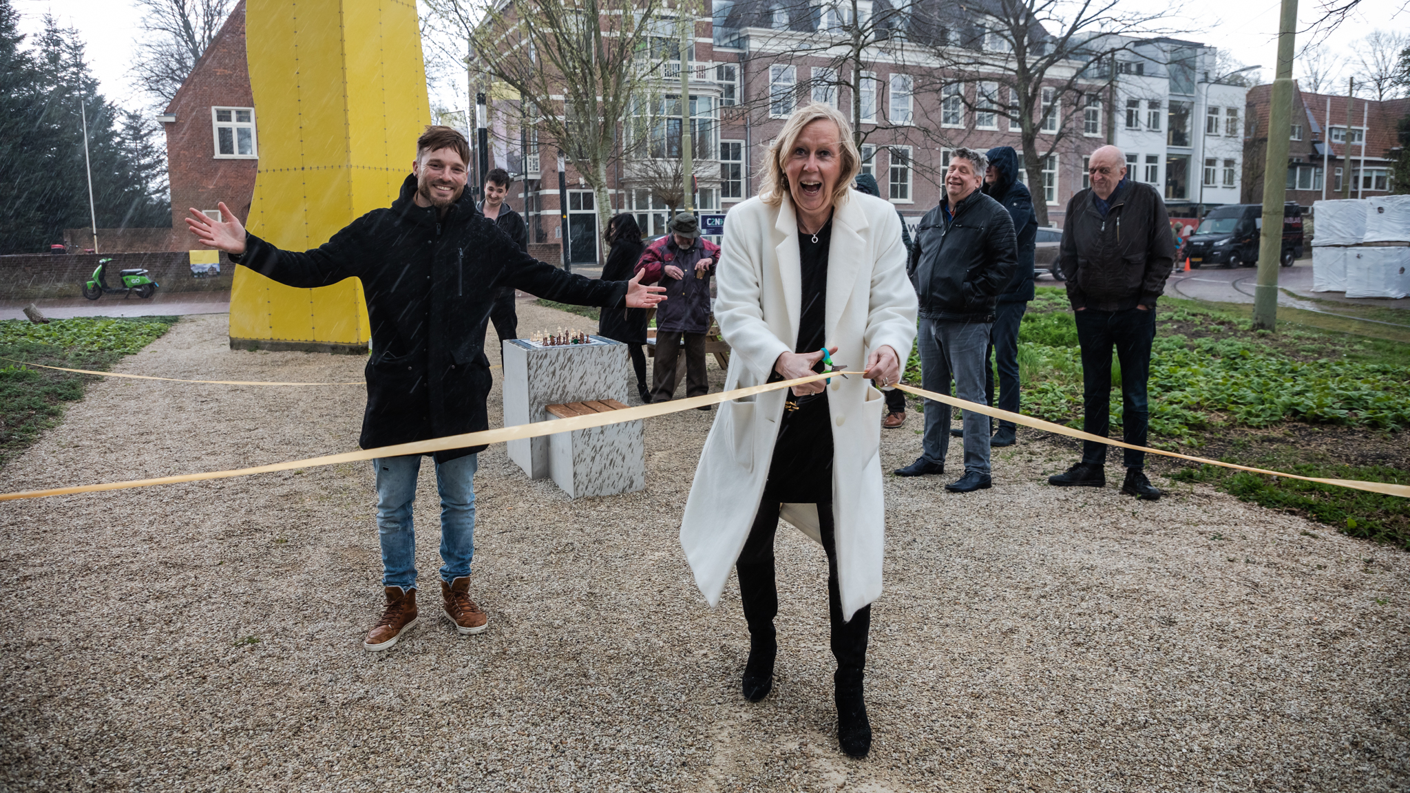 Schaaktafel onthuld op Voorburgse Huygenstraverse