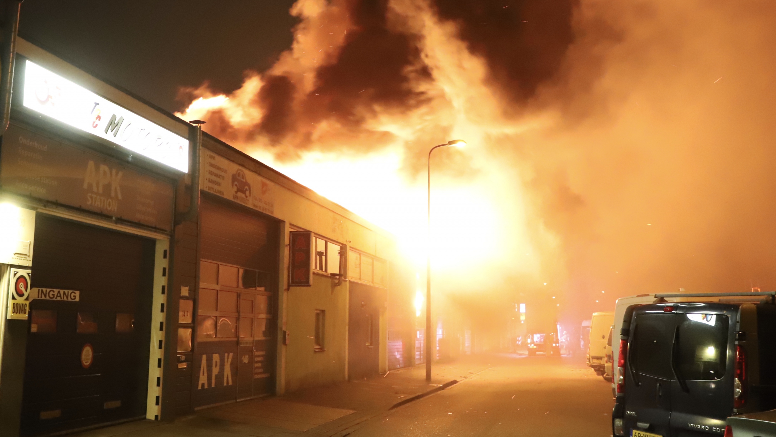 Hotelgasten op straat door zeer grote brand bij autobedrijf van Gijnstraat