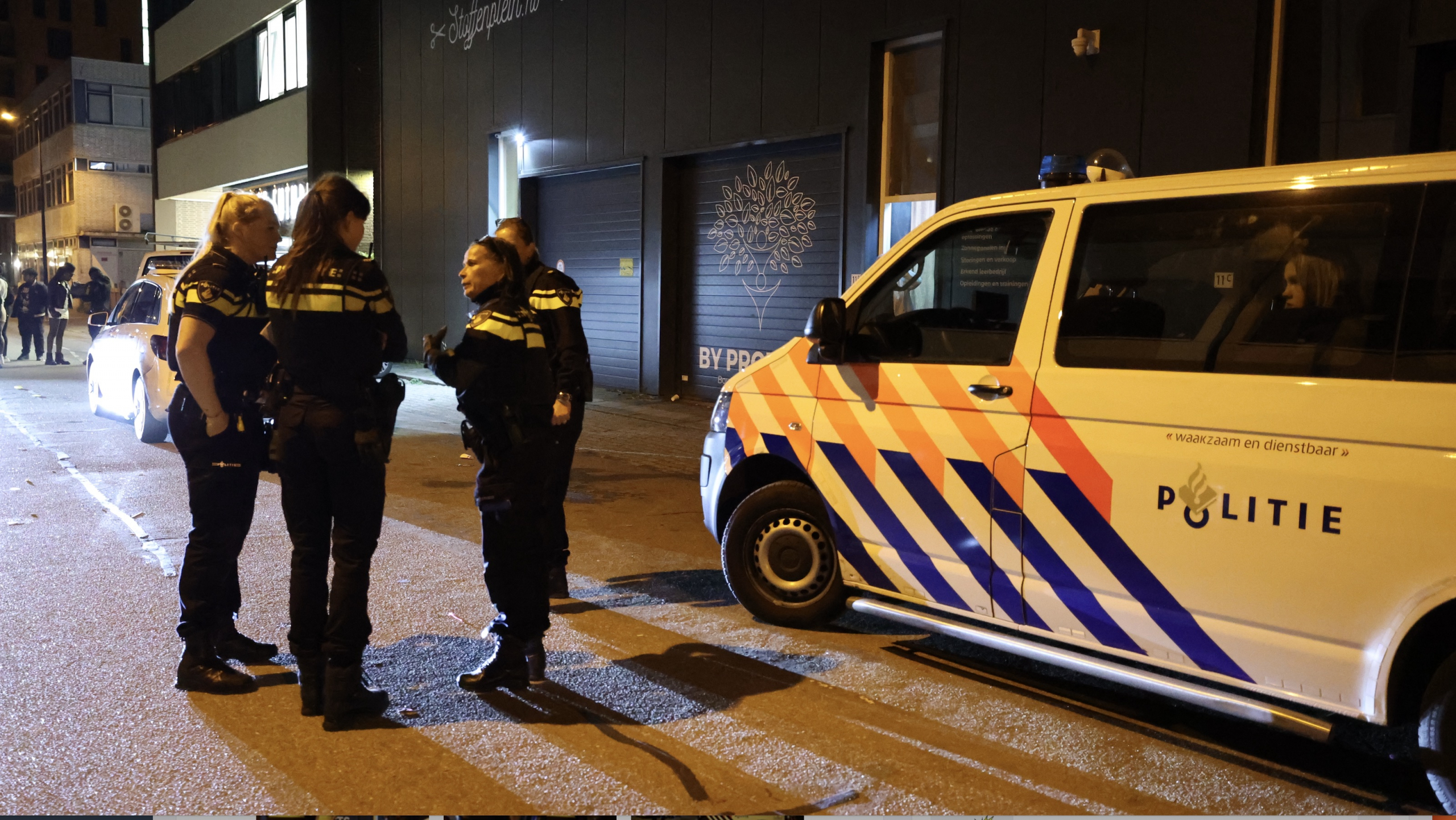 Jongeren vechten met zwaard tijdens ruzie feest Frijdastraat