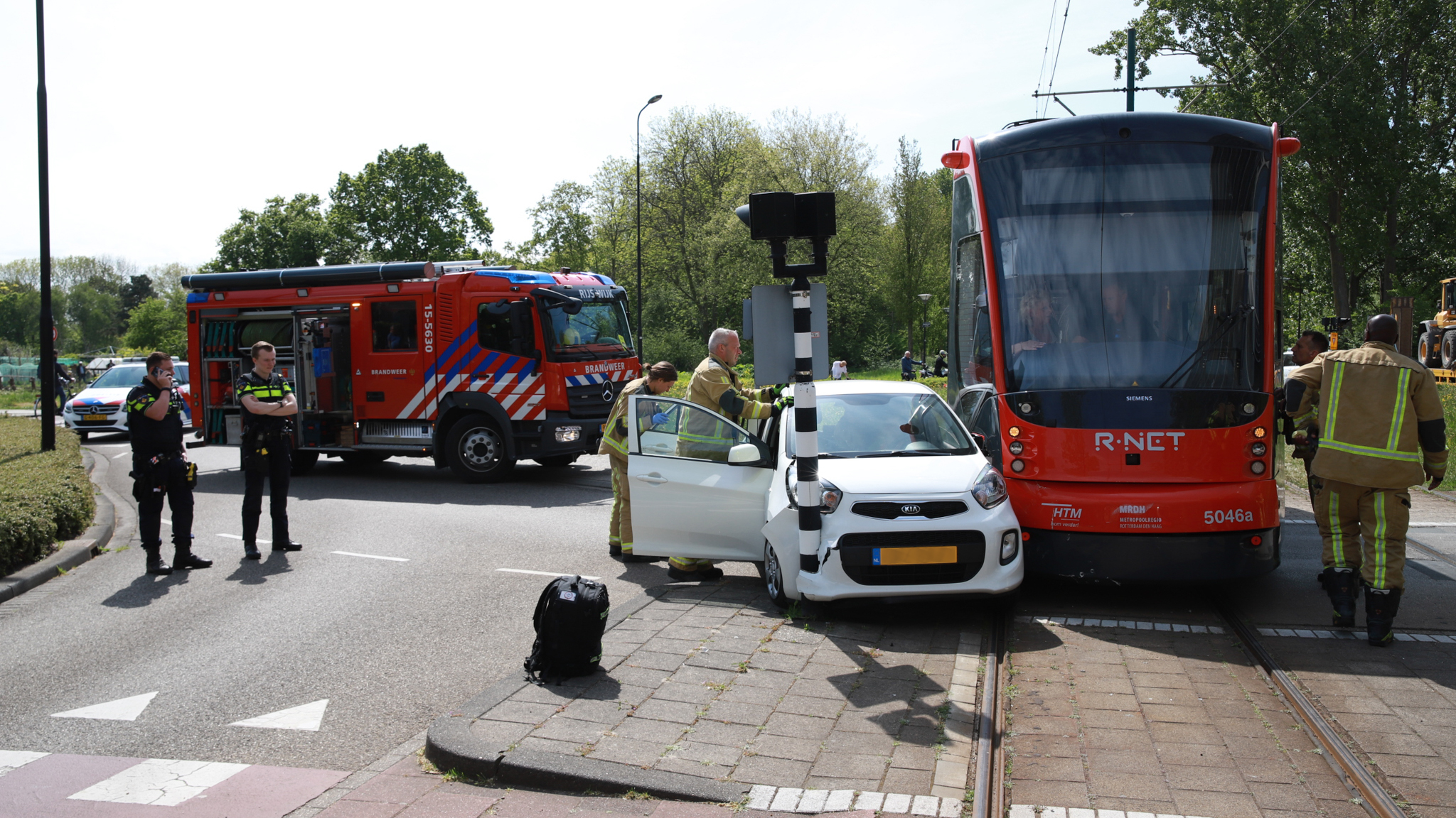 Tram 17 botst op auto op Monseigneur Bekkerslaan