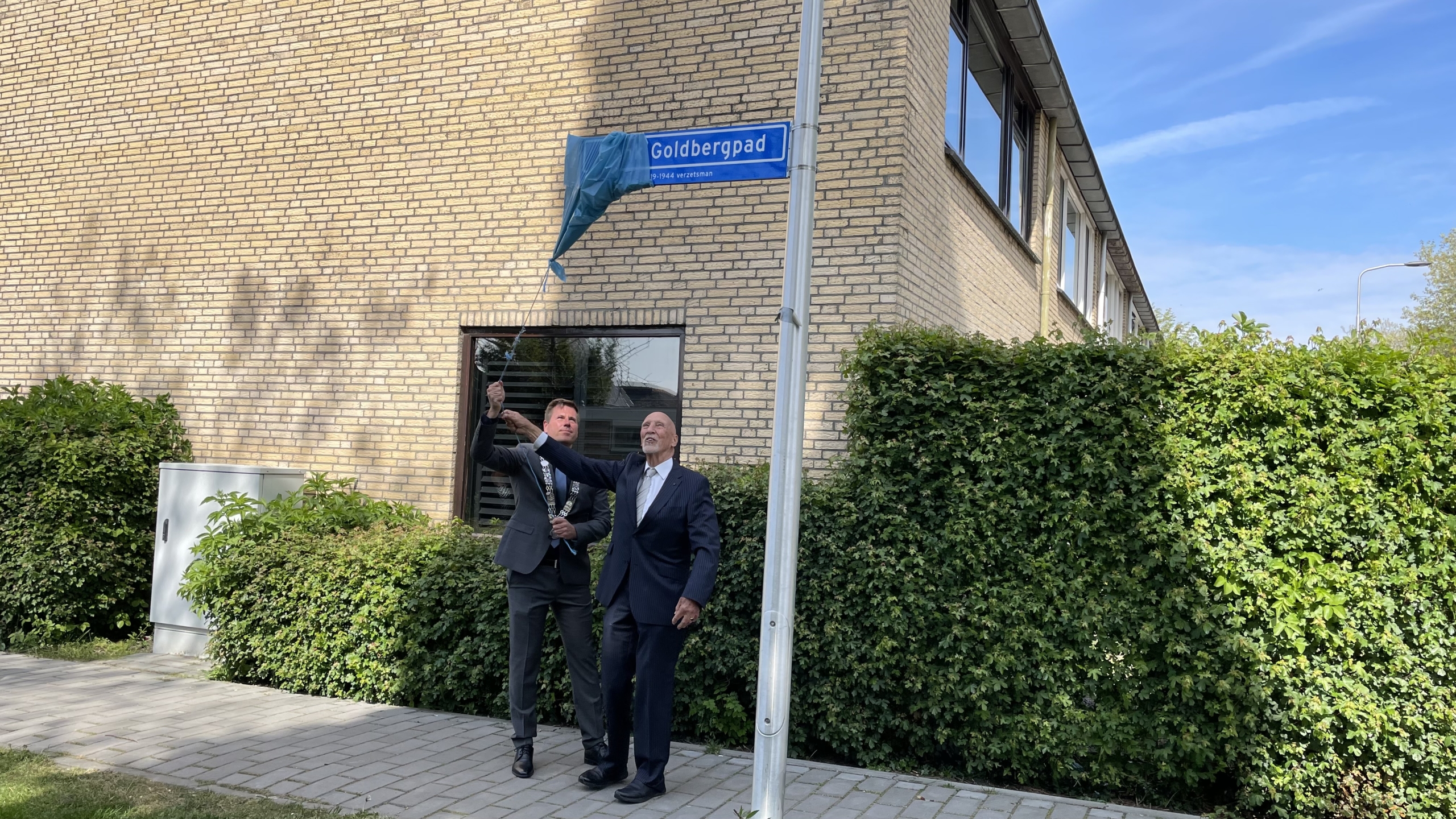 [VIDEO] Familie onthult straatnaambord van verzetsman Henk Goldberg