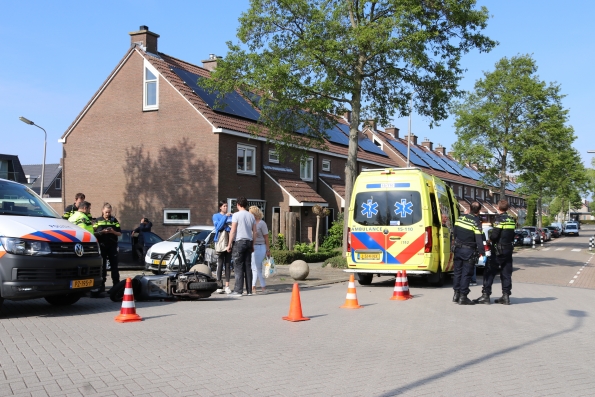 Scooterrijdster gewond na aanrijding met personenauto in Nootdorp