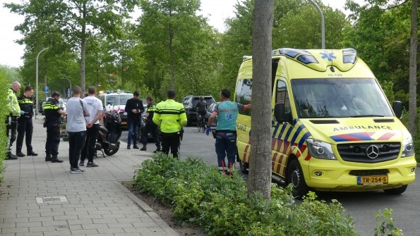 Lichtgewonde na aanrijding tussen bedrijfsbusje en scooter Windlusthof in Nootdorp