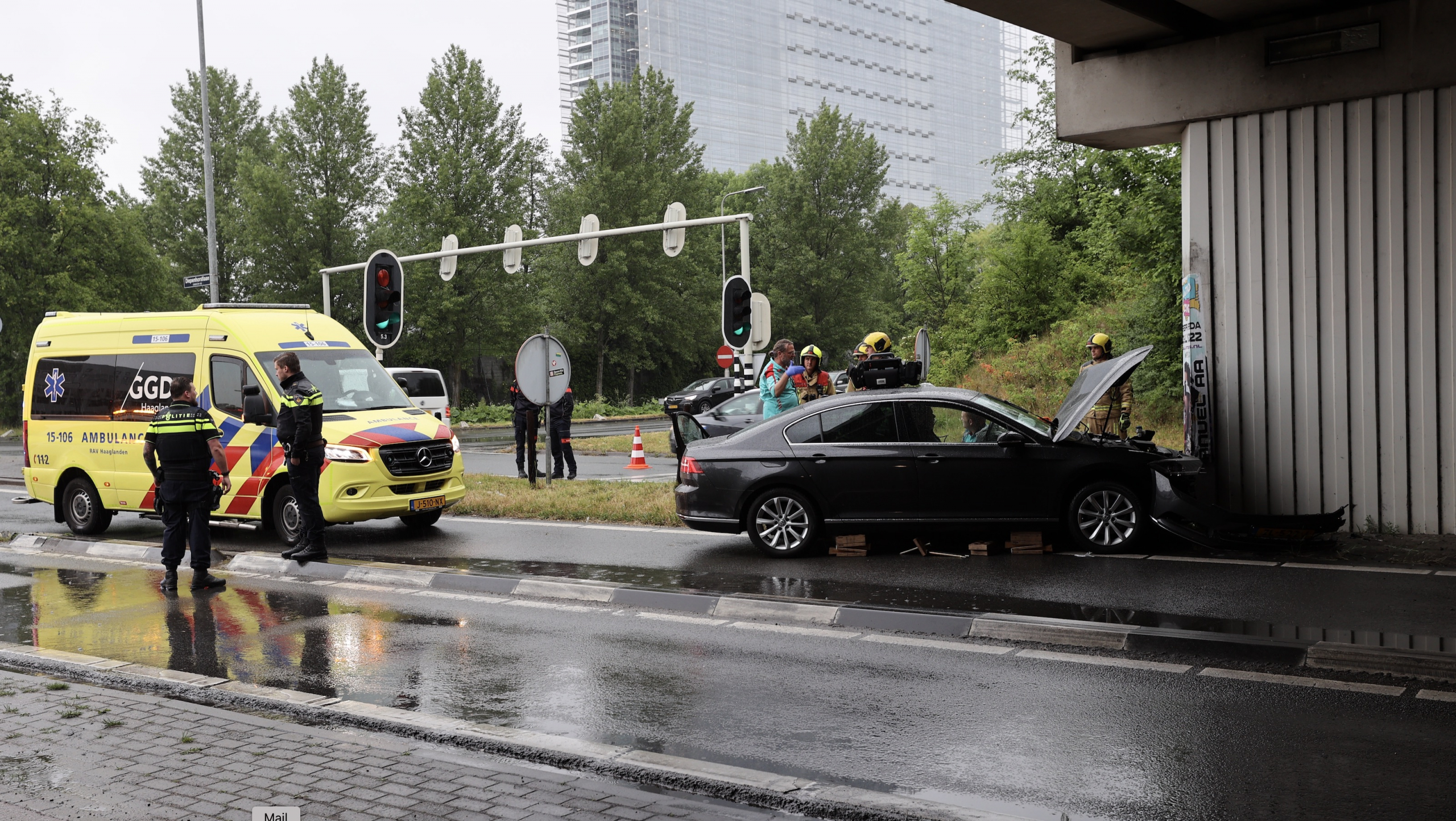 Automobilist rijdt tegen viaduct aan Diepenhorstlaan Rijswijk