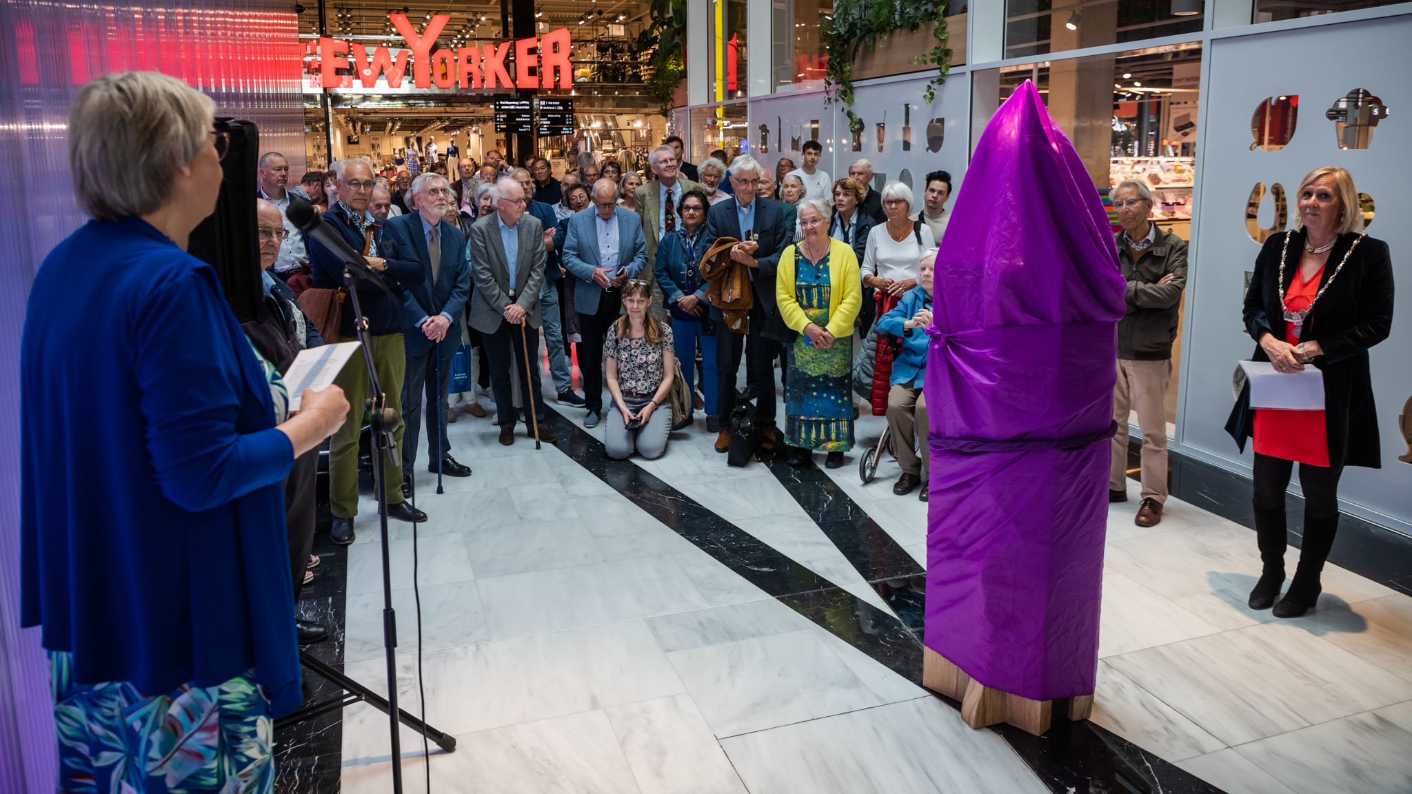 Kunstwerk ‘De Vlam’ onthuld in the Mall of the Netherlands