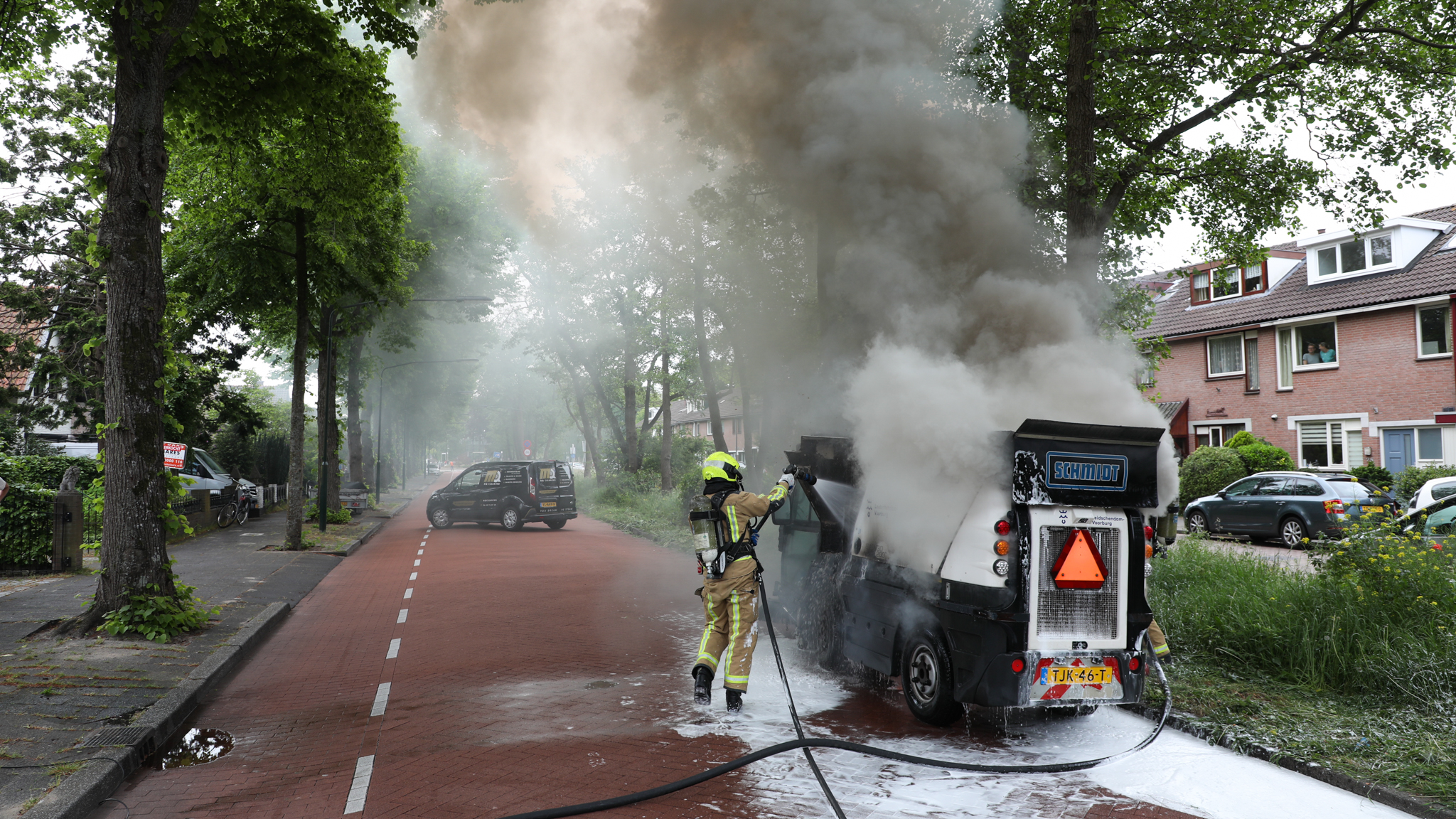 Dikke rookwolken door brandende veegwagen in Voorburg