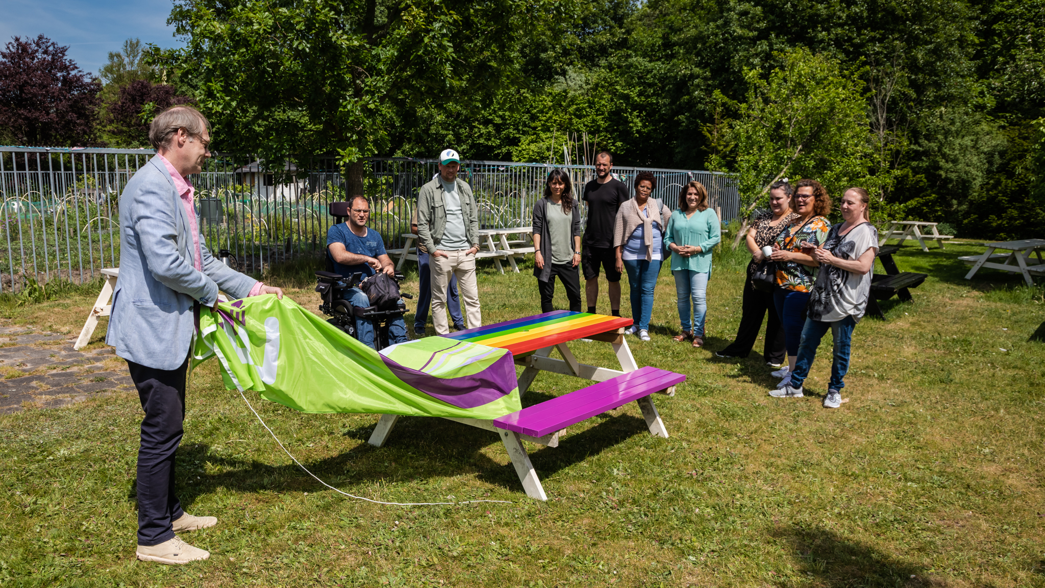 Regenboogpicknicktafel onthuld in de Prinsenhof