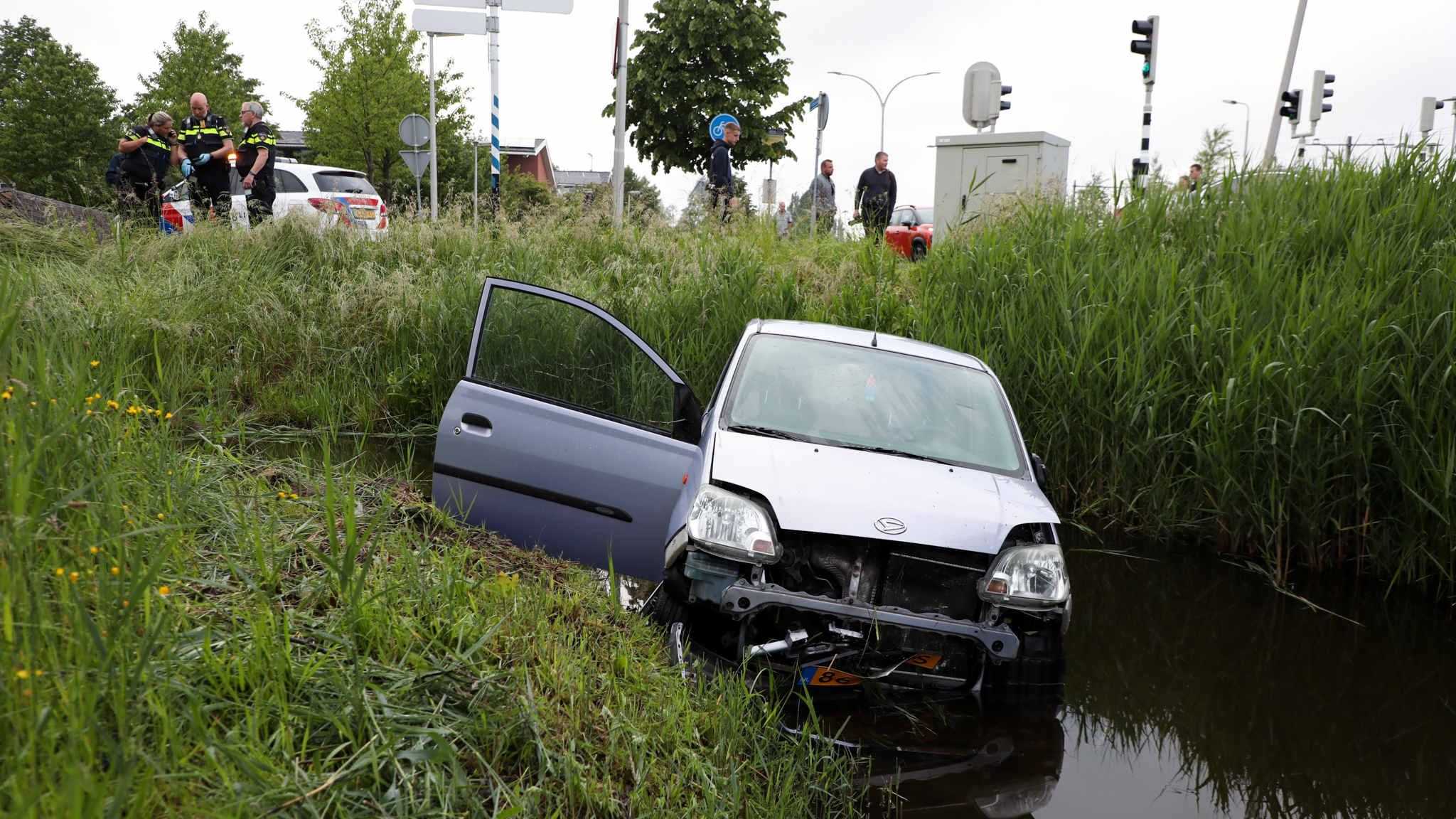 Auto belandt in sloot langs ‘s-Gravenweg in Nootdorp