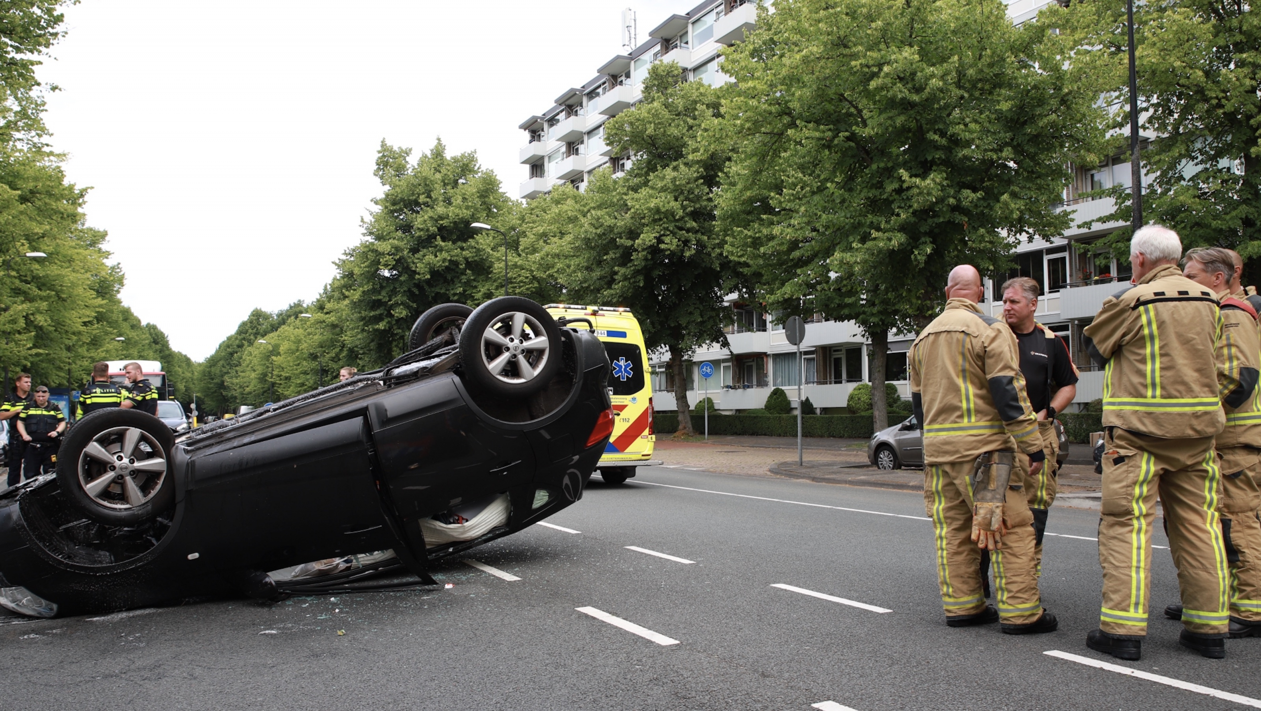 Auto op z’n kop na aanrijding met andere auto Huis te Landelaan Rijswijk