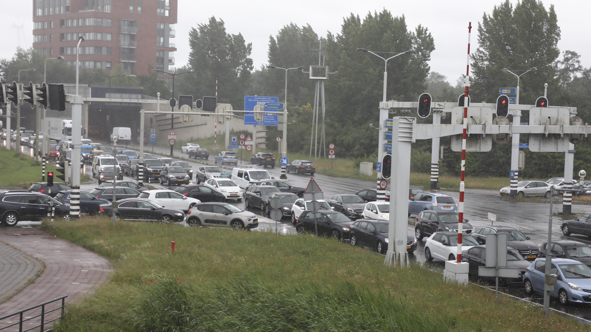 Verkeersinfarct in Leidschendam rondom The Mall