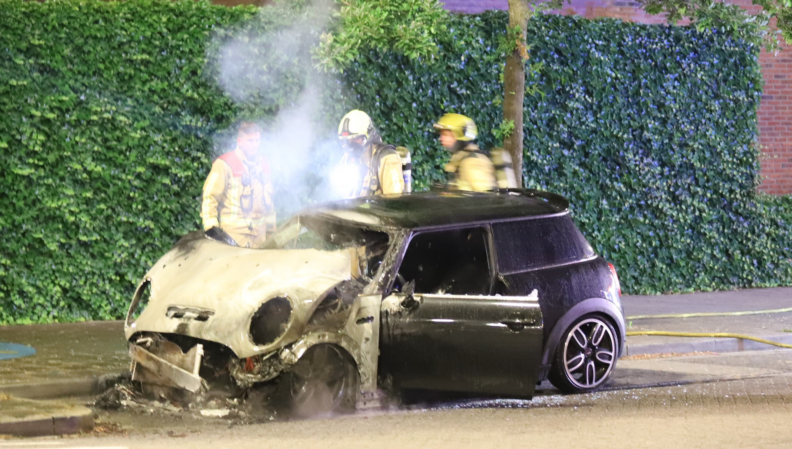 Auto uitgebrand op hoek Meersingel in Pijnacker