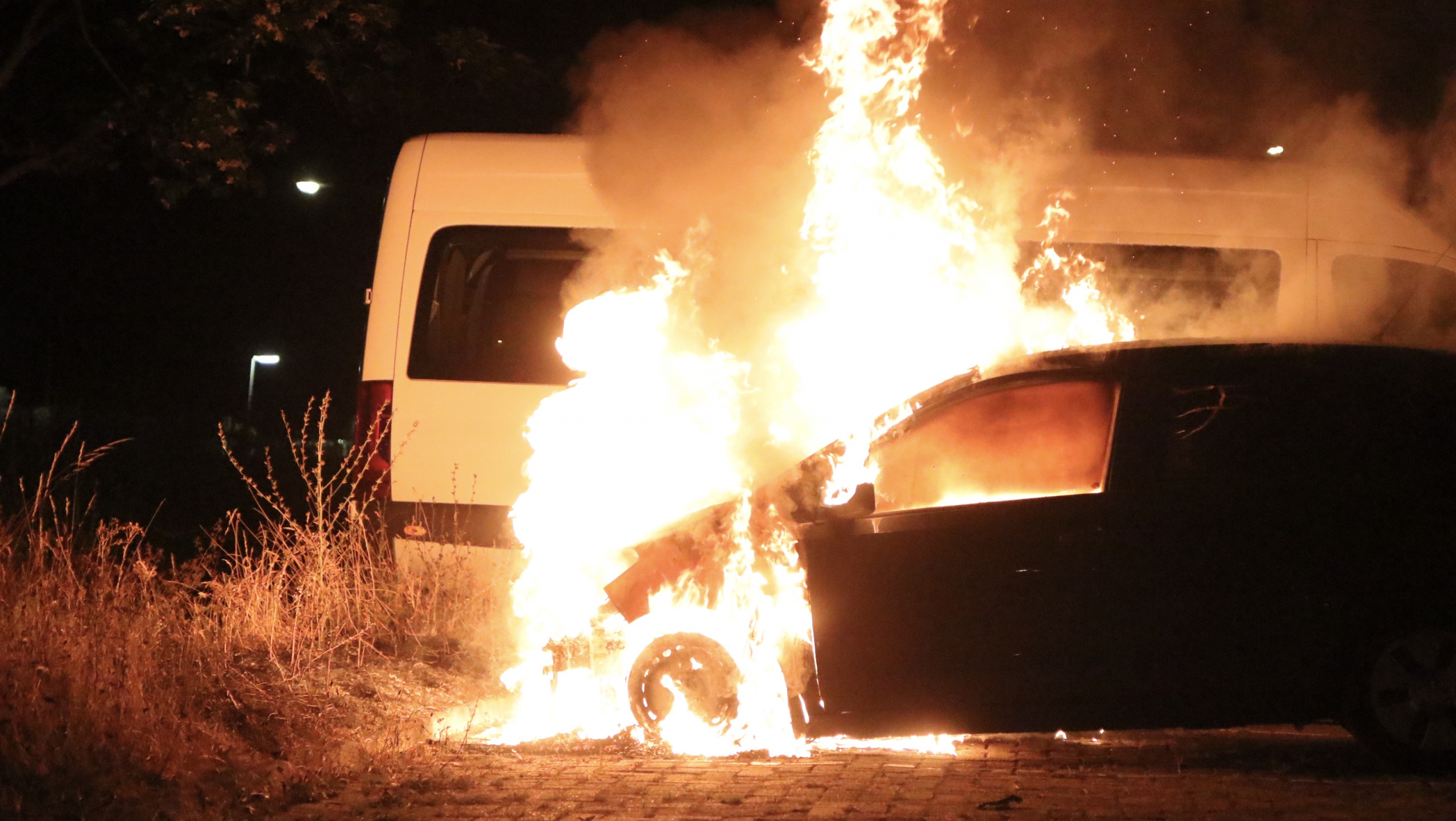 Personenauto volledig uitgebrand op parkeerplaats Oude Klapwijkseweg in Pijnacker