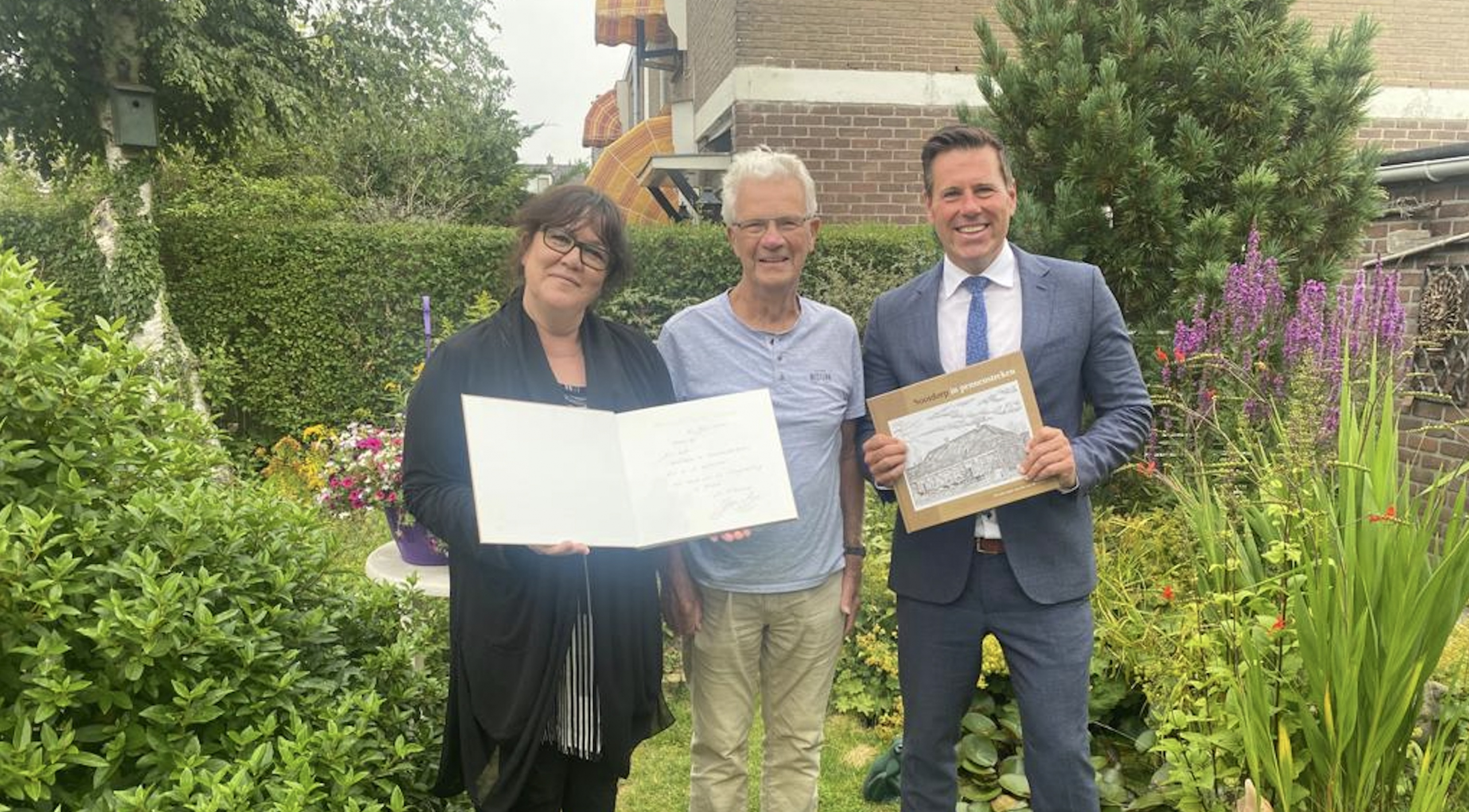 Jan van der Sman overhandigt boek met pentekeningen aan burgemeester Lugthart