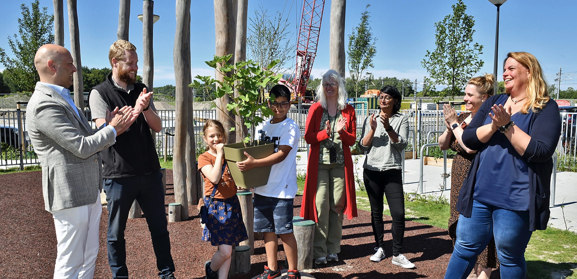 [VIDEO] Eerste plant overhandigd voor Tiny Forest in RijswijkBuiten