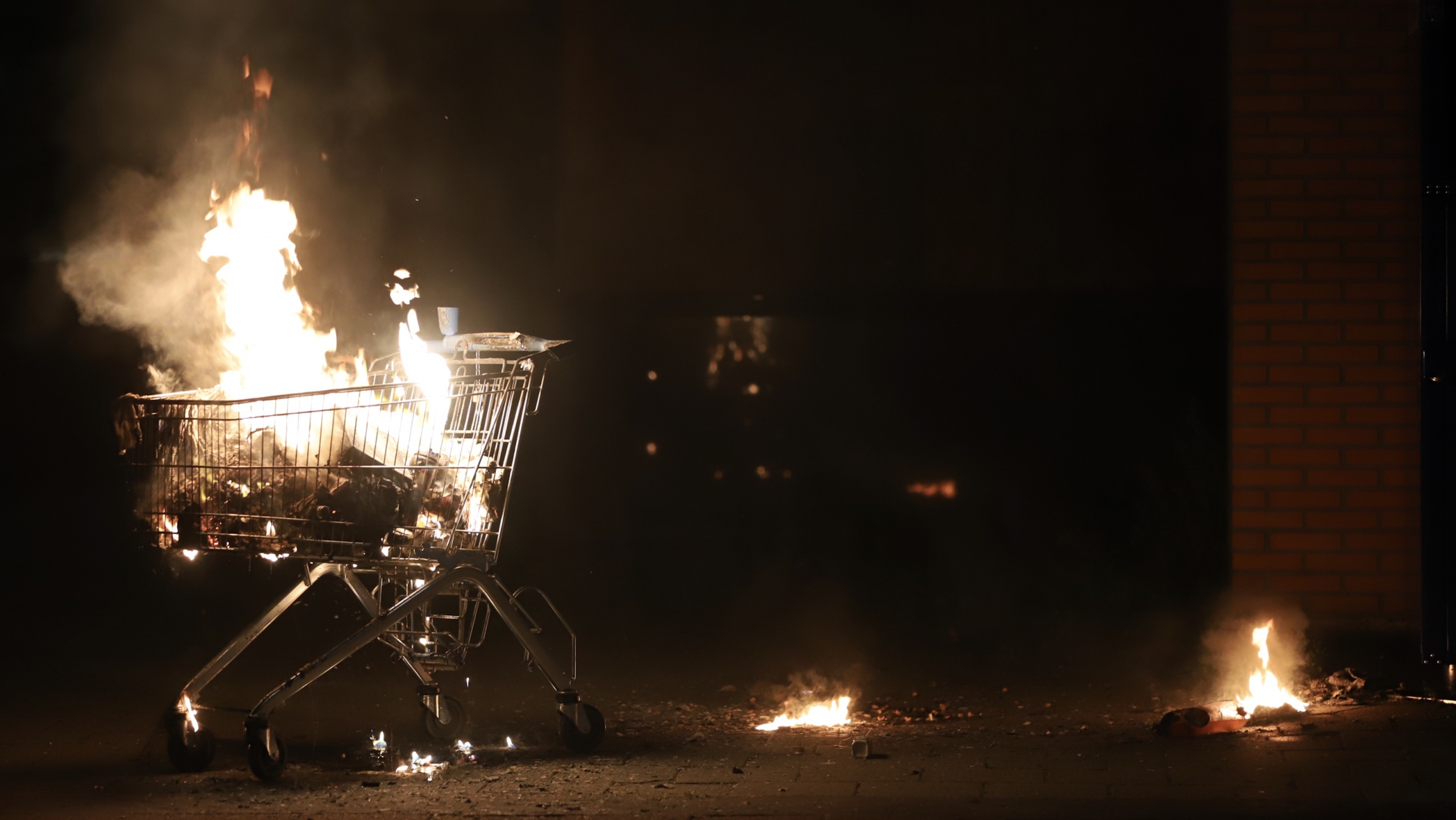 Winkelwagen in brand gestoken aan Colijnlaan