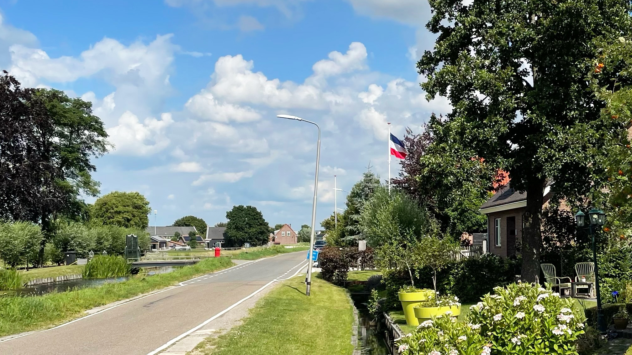 Omgekeerde vlaggen ook in Oude Leede