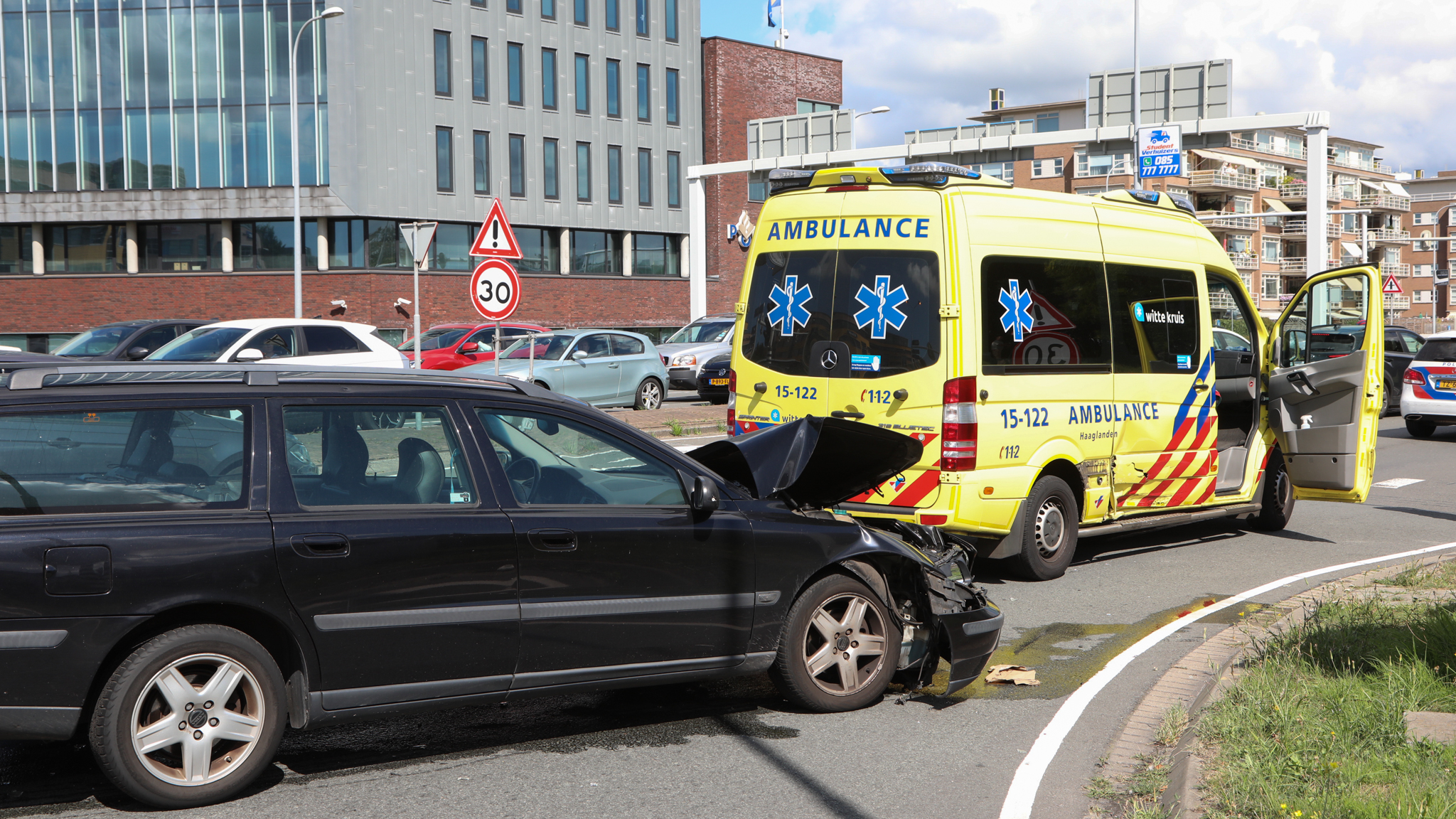 Auto ramt ambulance tijdens spoedrit naar winkelcentrum