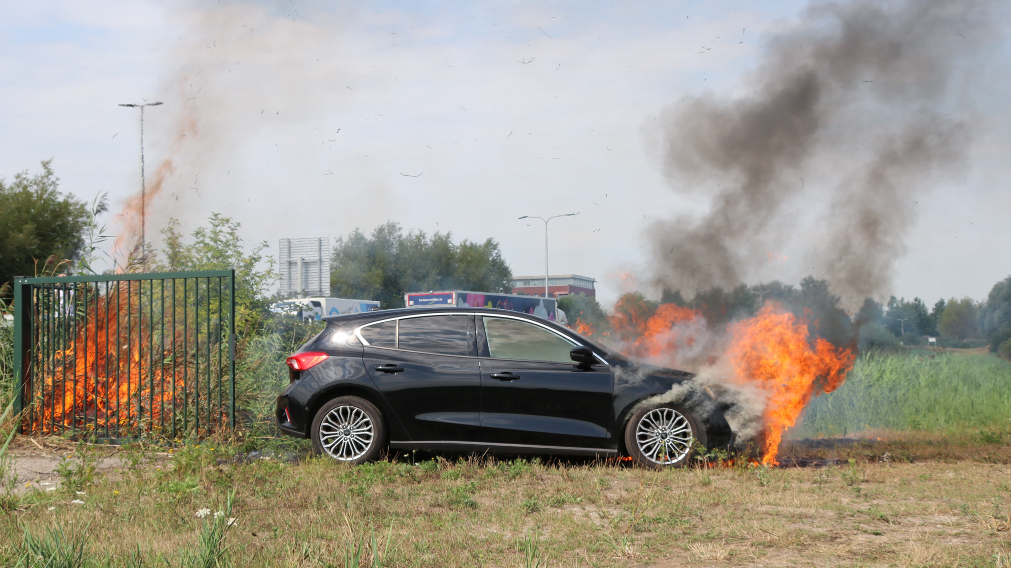 Verkeer N470 bij Pijnacker tijdelijk stilgezet na autobrand en aanrijding