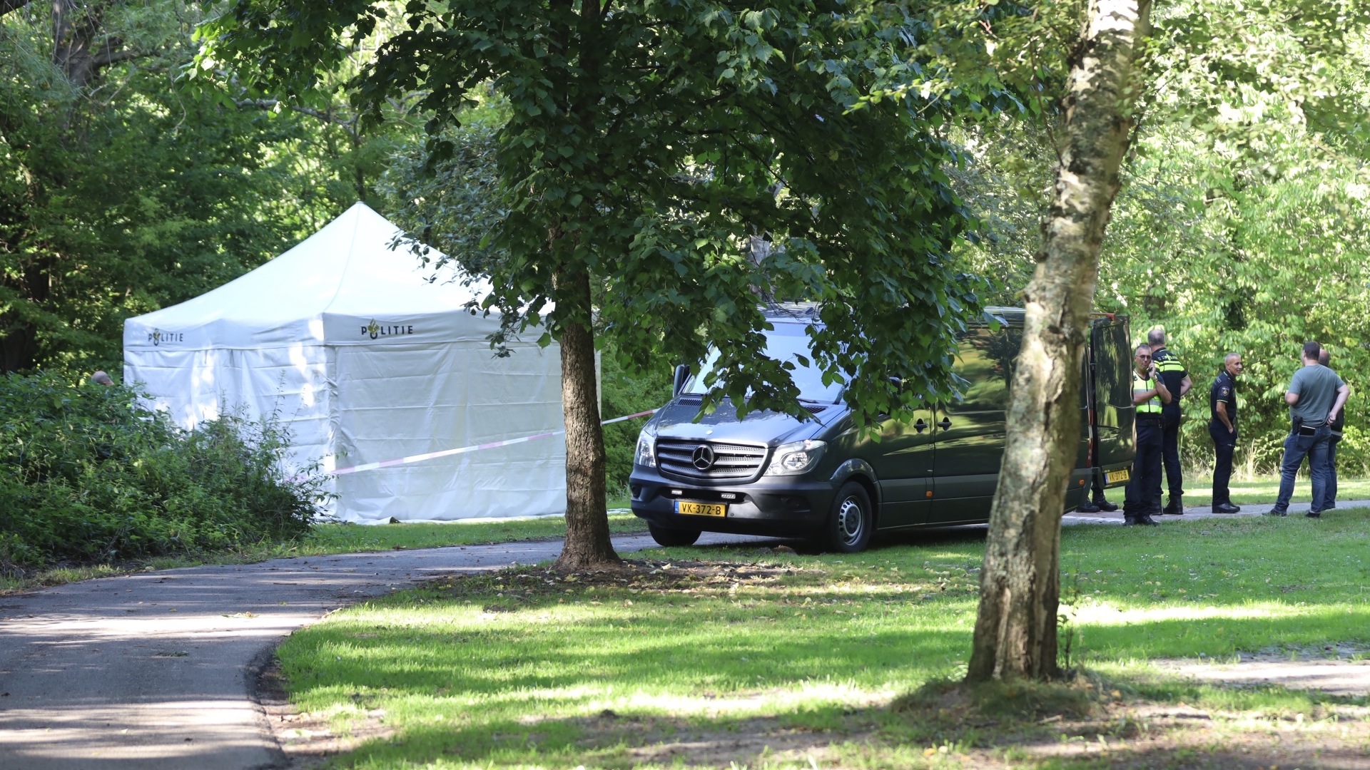 Voorbijgangers vinden overleden persoon in water Julianapark