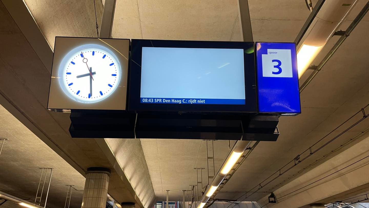 Leeg treinstation in Rijswijk door staking NS