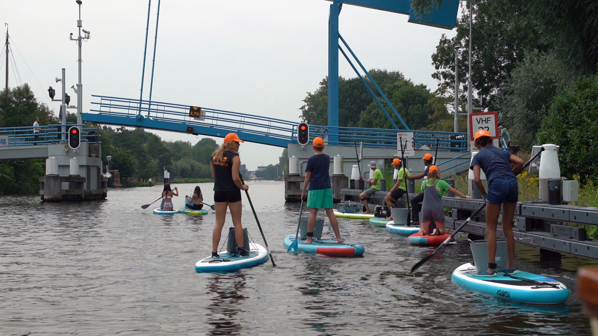 Jongeren verzamelen zwerfafval in Voorburg op de SUP