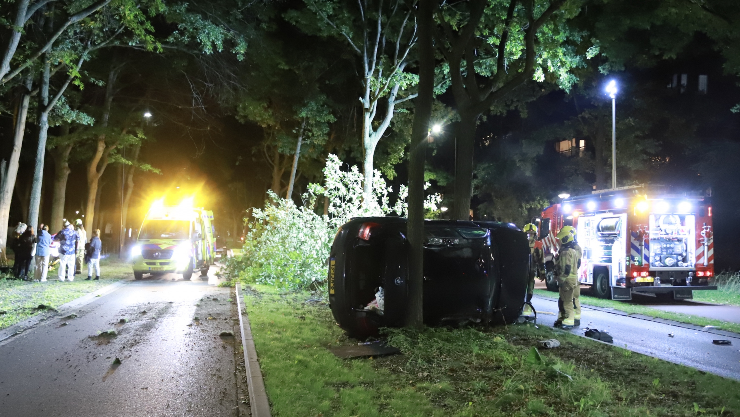 Auto ramt boom en vliegt over de kop op Generaal Spoorlaan