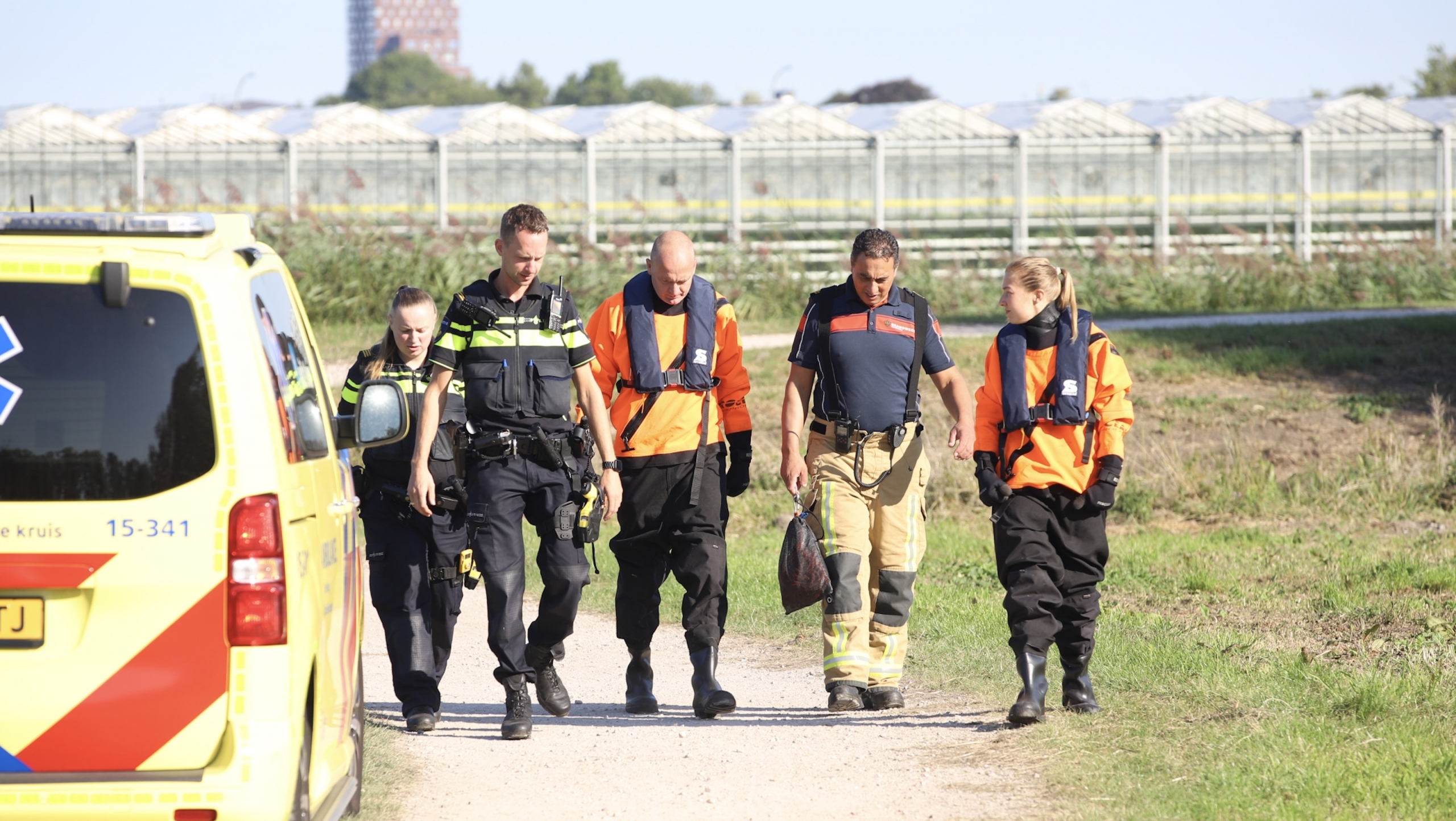 Tas met kleding langs waterkant zorgt voor ongerustheid aan Oudeweg Nootdorp