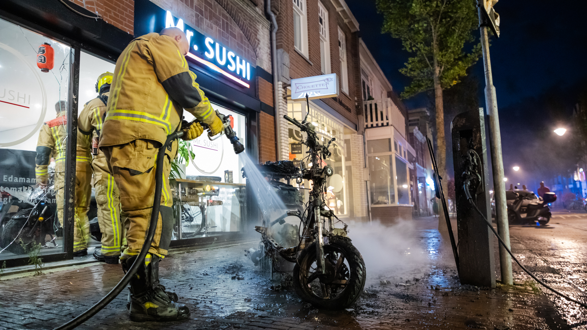 Maaltijdbezorger steekt scooter werkgever in brand