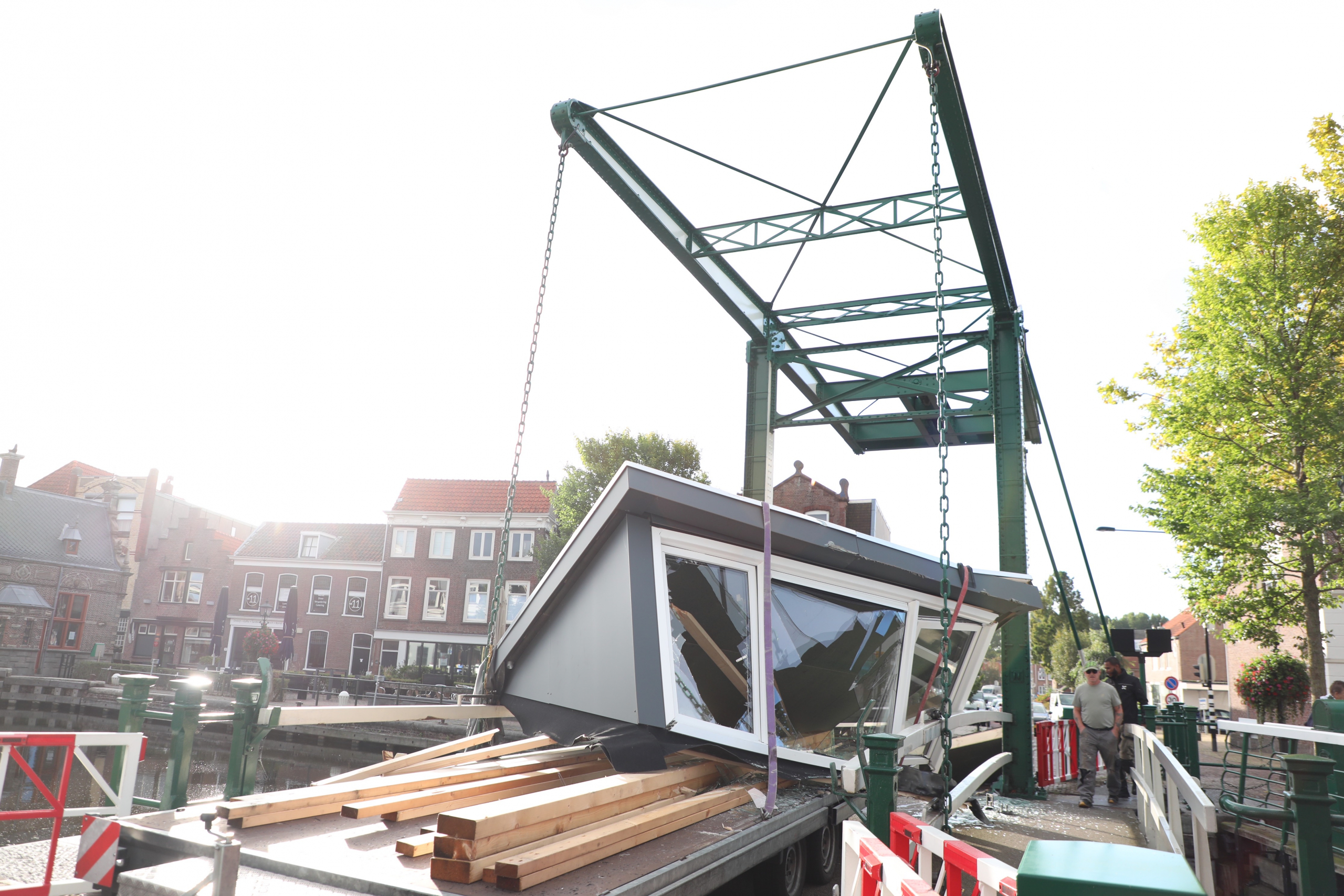 Ongeluk met dakkapel op de Zuidelijke Sluisbrug in Leidschendam