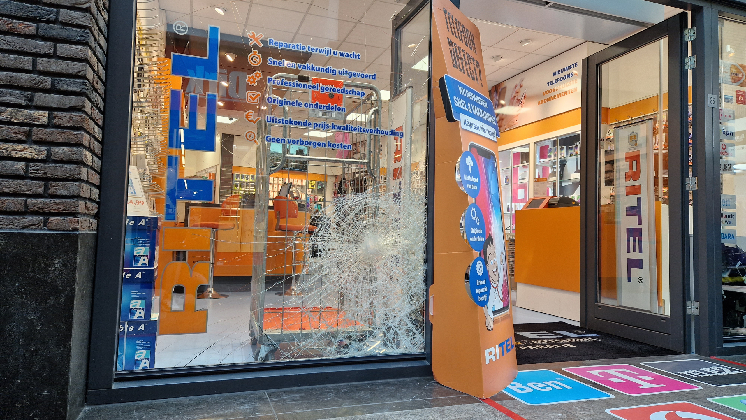 Inbrekers doen poging tot inbraak bij telefoonwinkel Ritel