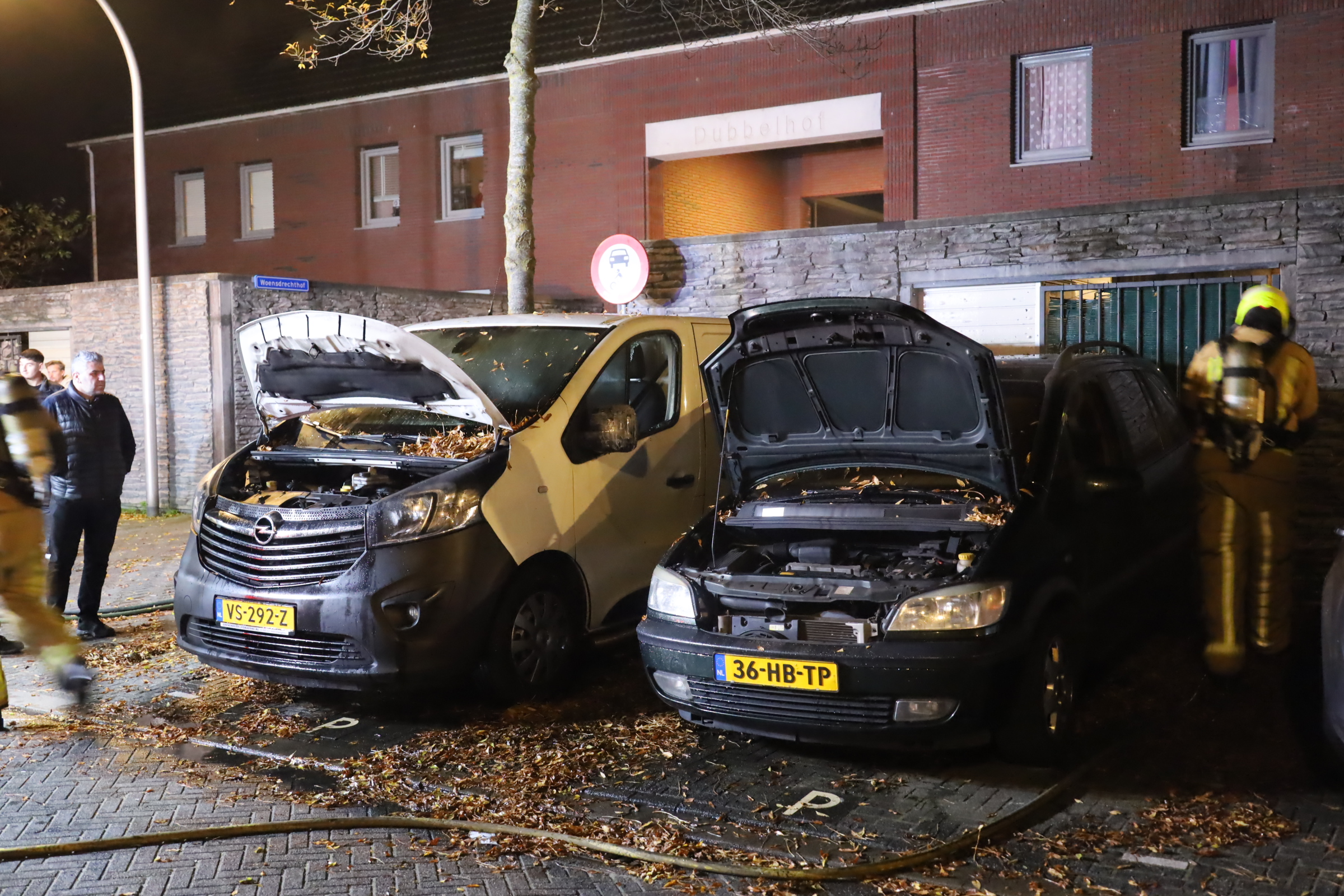 Bestelbus total-loss door vermoedelijke vuurwerkbrand op Woensdrechthof