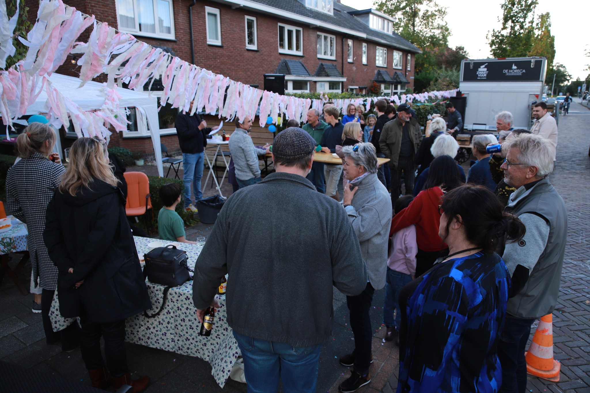 Gezellige Buurt BBQ in hechte straat in Pijnacker