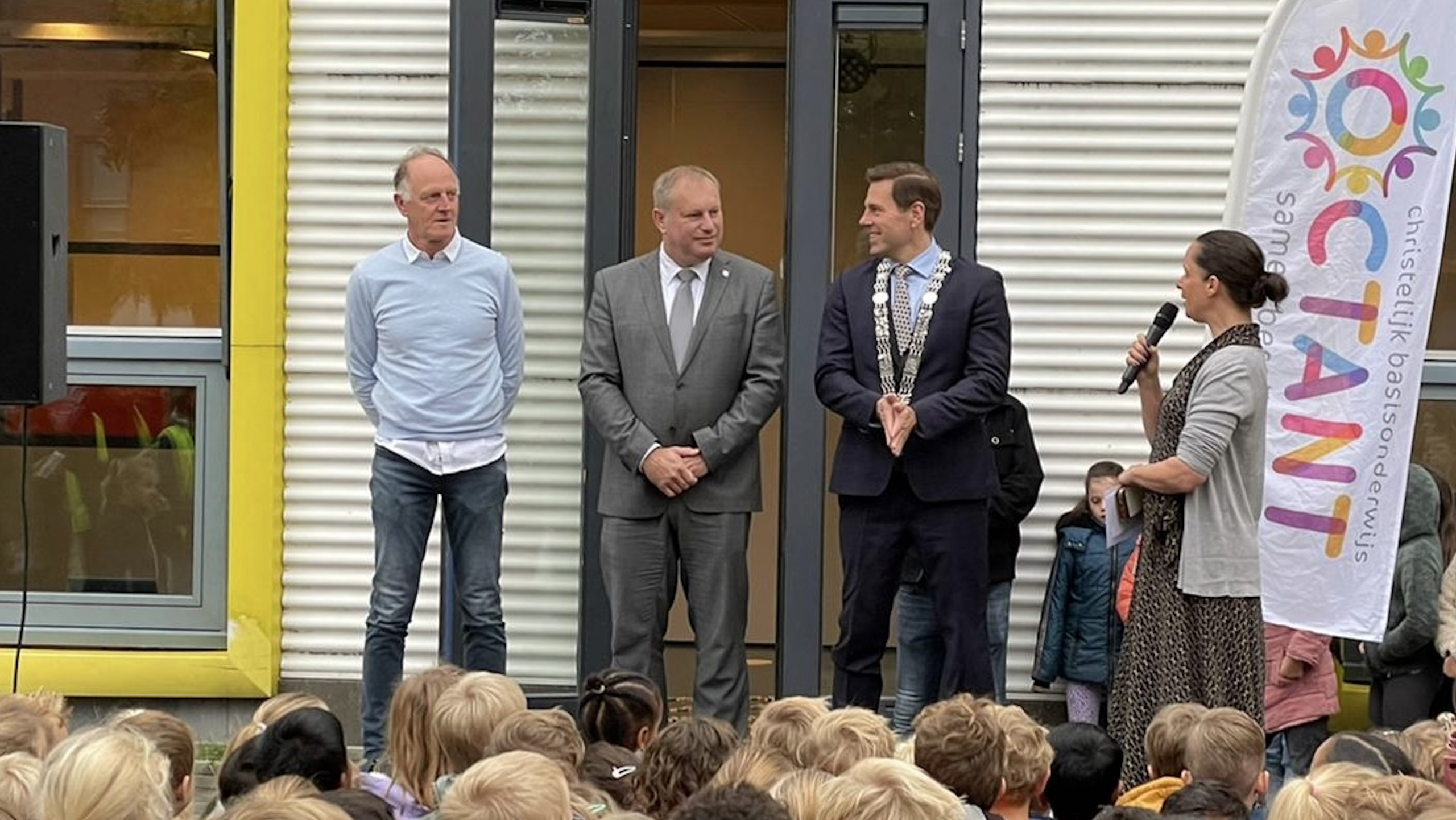 Schoolkinderen vragen burgemeester en wethouder het hemd van het lijf