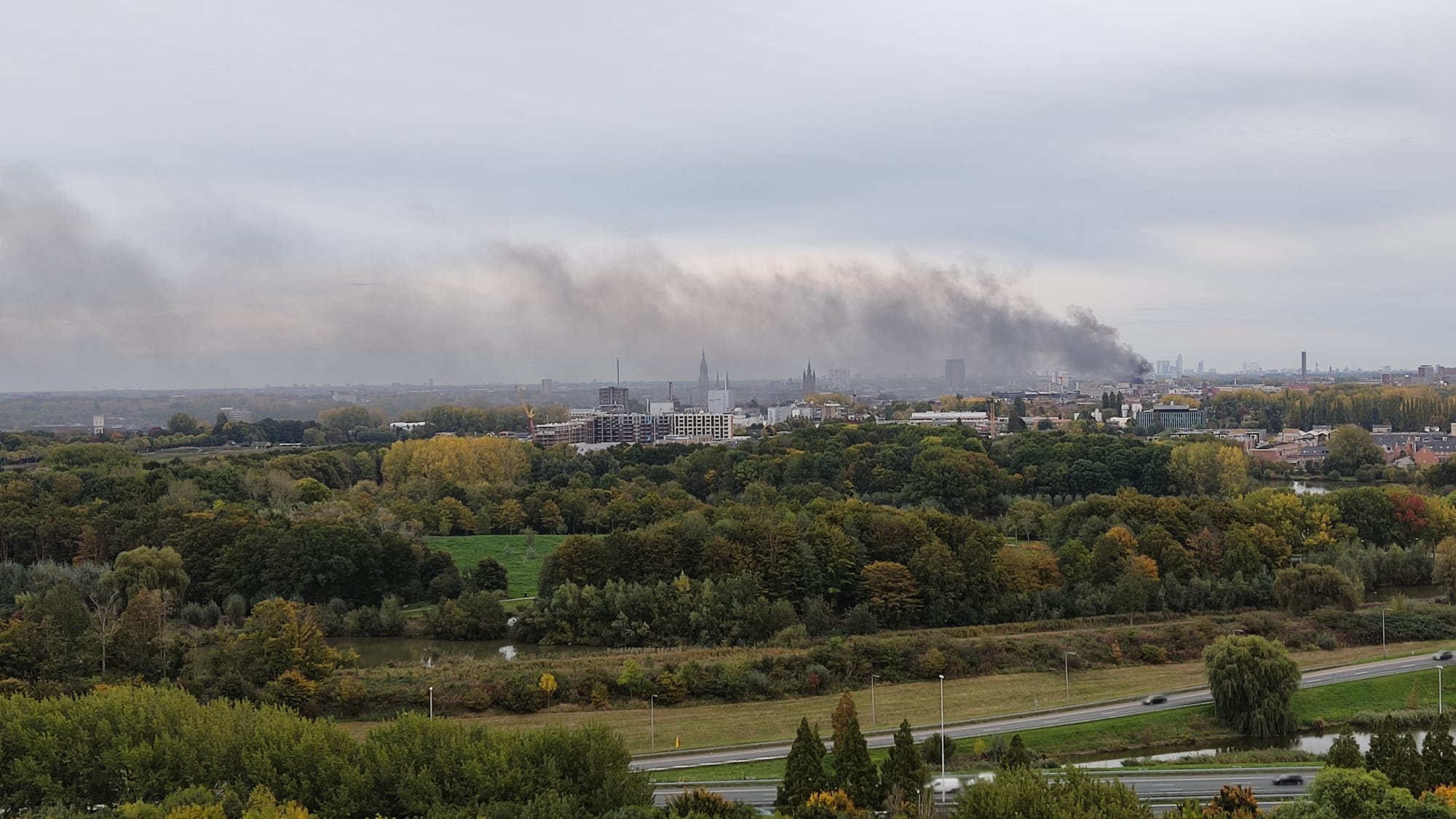 [VIDEO] Zeer grote brand bij woonboulevard Delft: Rookwolken boven randgebieden