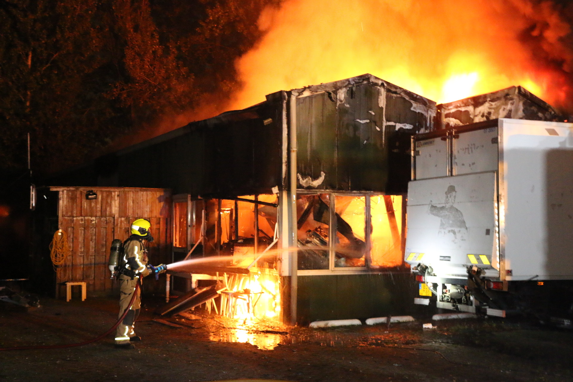 Zeer grote brand in kas aan Hoflaan