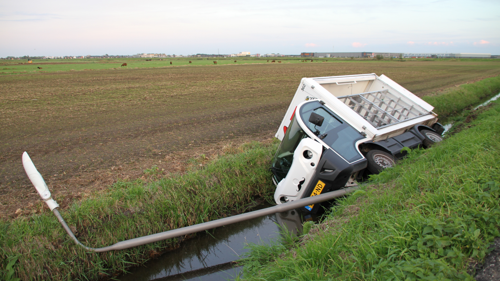 Bezorgwagen van Picnic belandt in greppel na uitwijkmanoeuvre