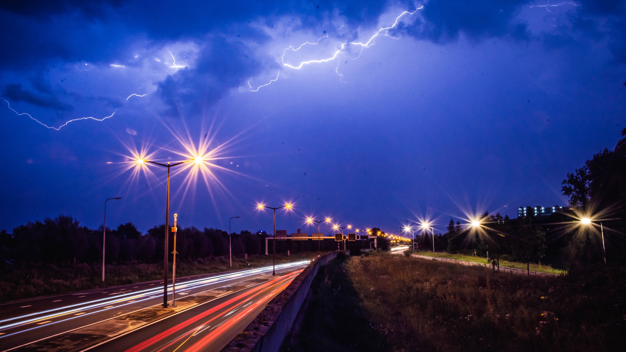 KNMI geeft zondagavond code geel voor onweer