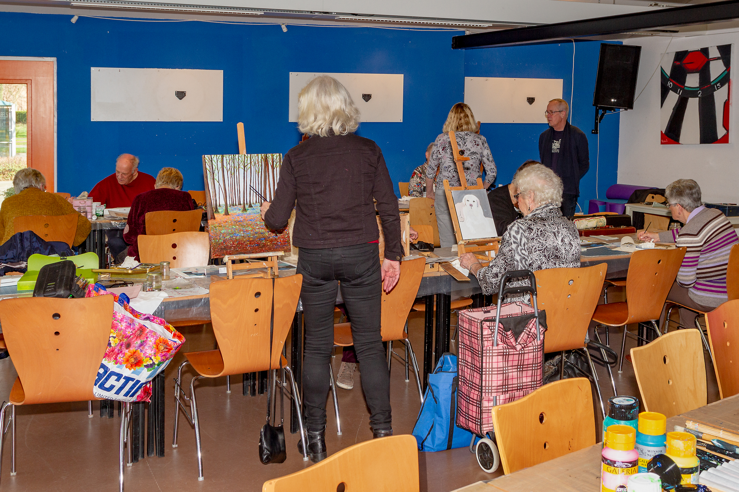 Expositie van schilderclub Stervoorde geopend door kunstenaar Ton Schouten