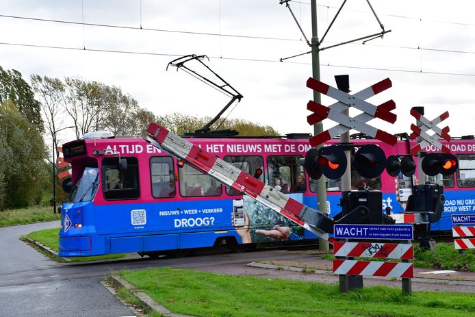 Kapot gereden slagboom aan de Delftweg laat weggebruikers schrikken