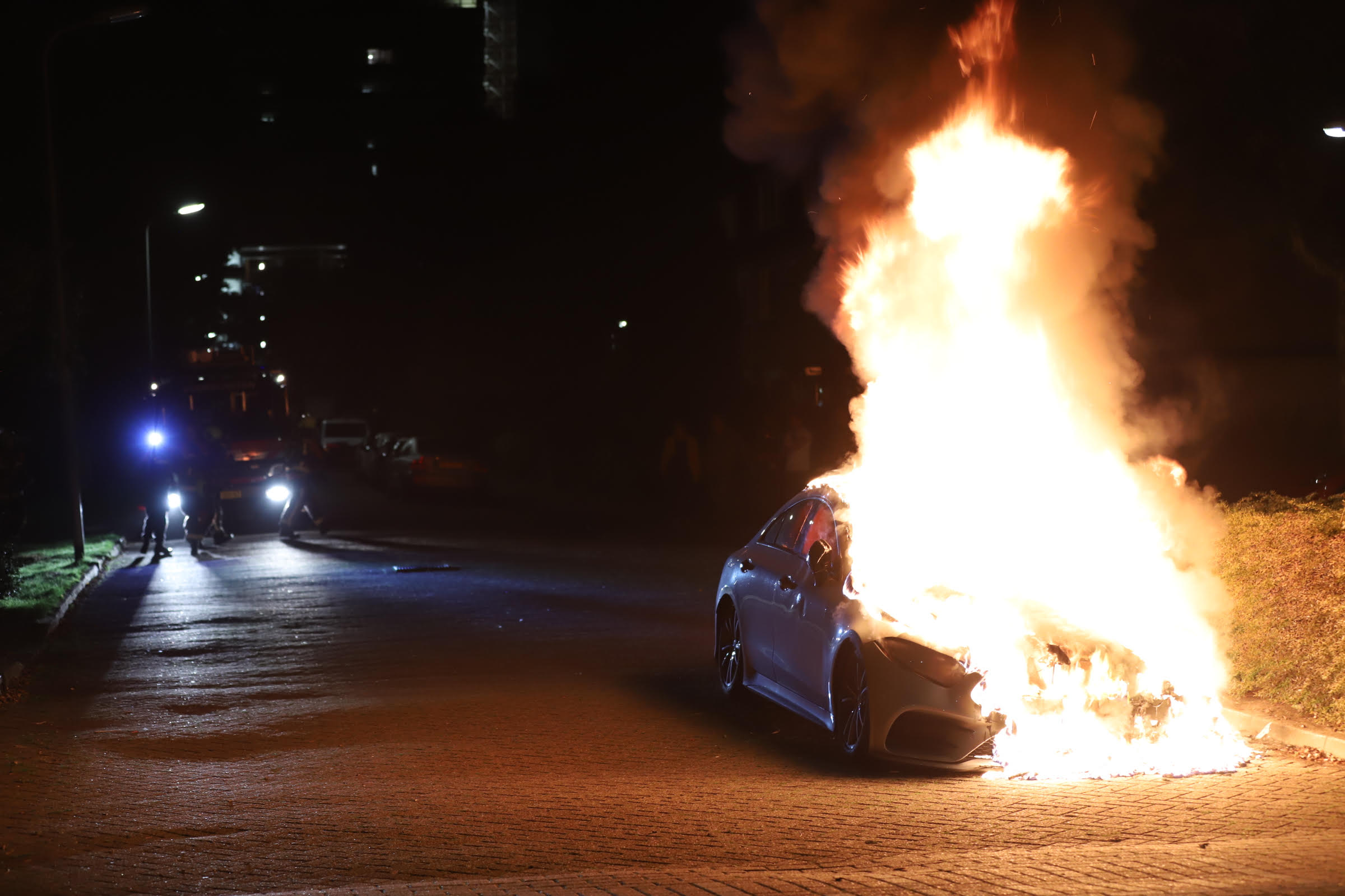 Brand verwoest auto aan de Graaf Adolflaan