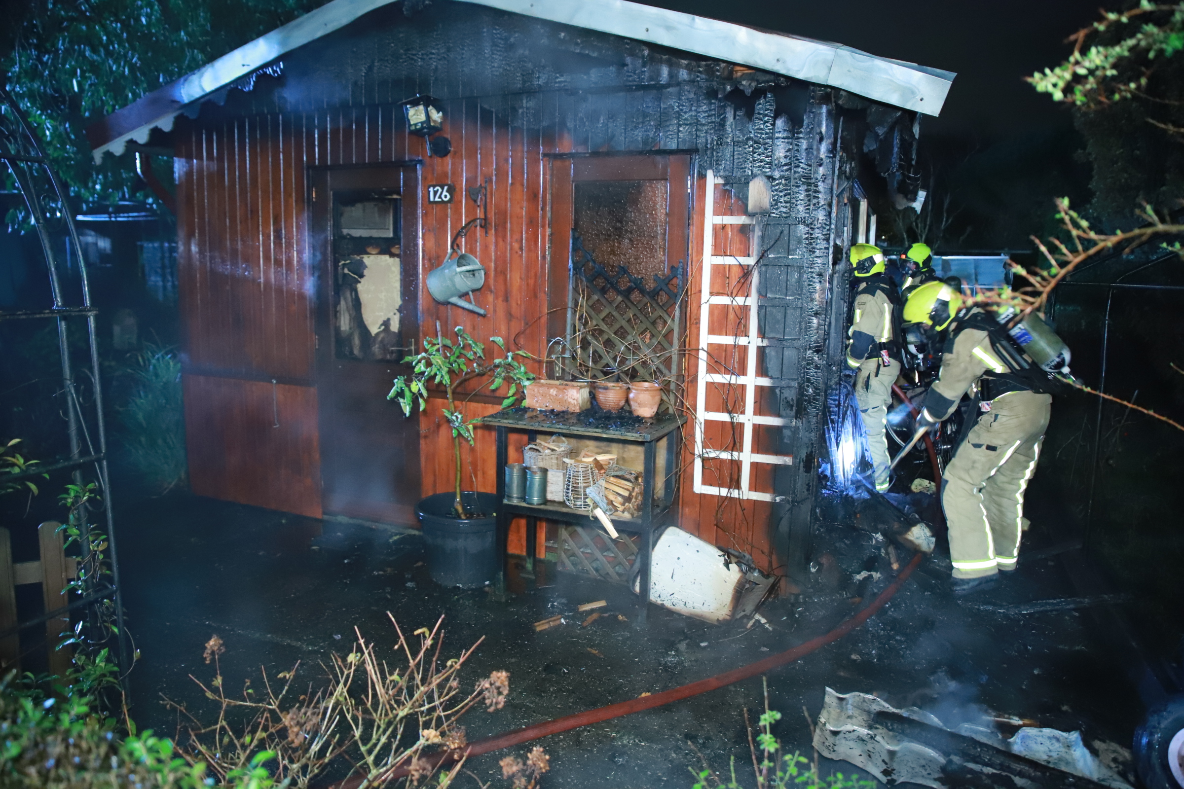 Tuinhuis in brand aan Endehoekseweg, vermoedelijk aangestoken