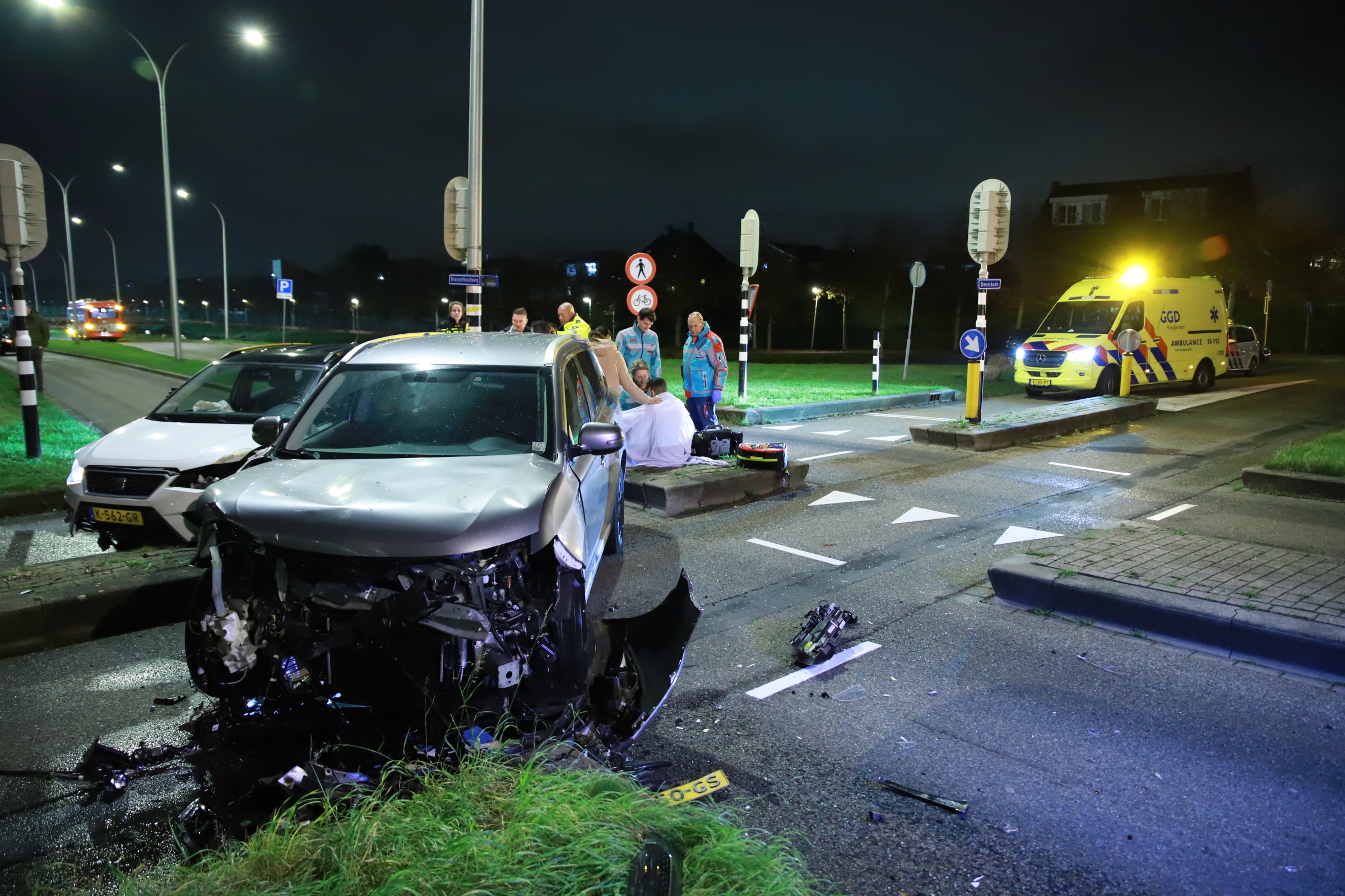 Flinke schade bij botsing tussen twee personenauto’s aan kruising Brassershoutweg